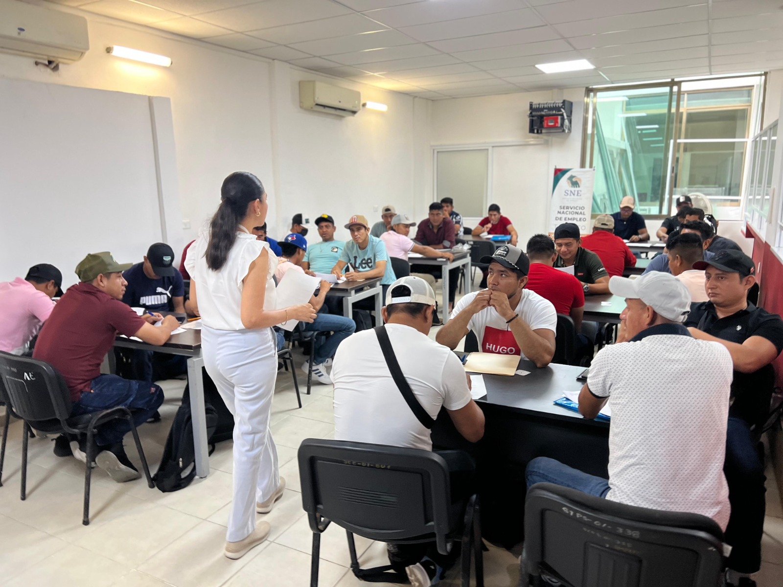 Retornan 125 tabasqueños reclutados por el SNE que trabajaron en el cultivo de tomate en Estados Unidos de manera legal, segura y ordenada.