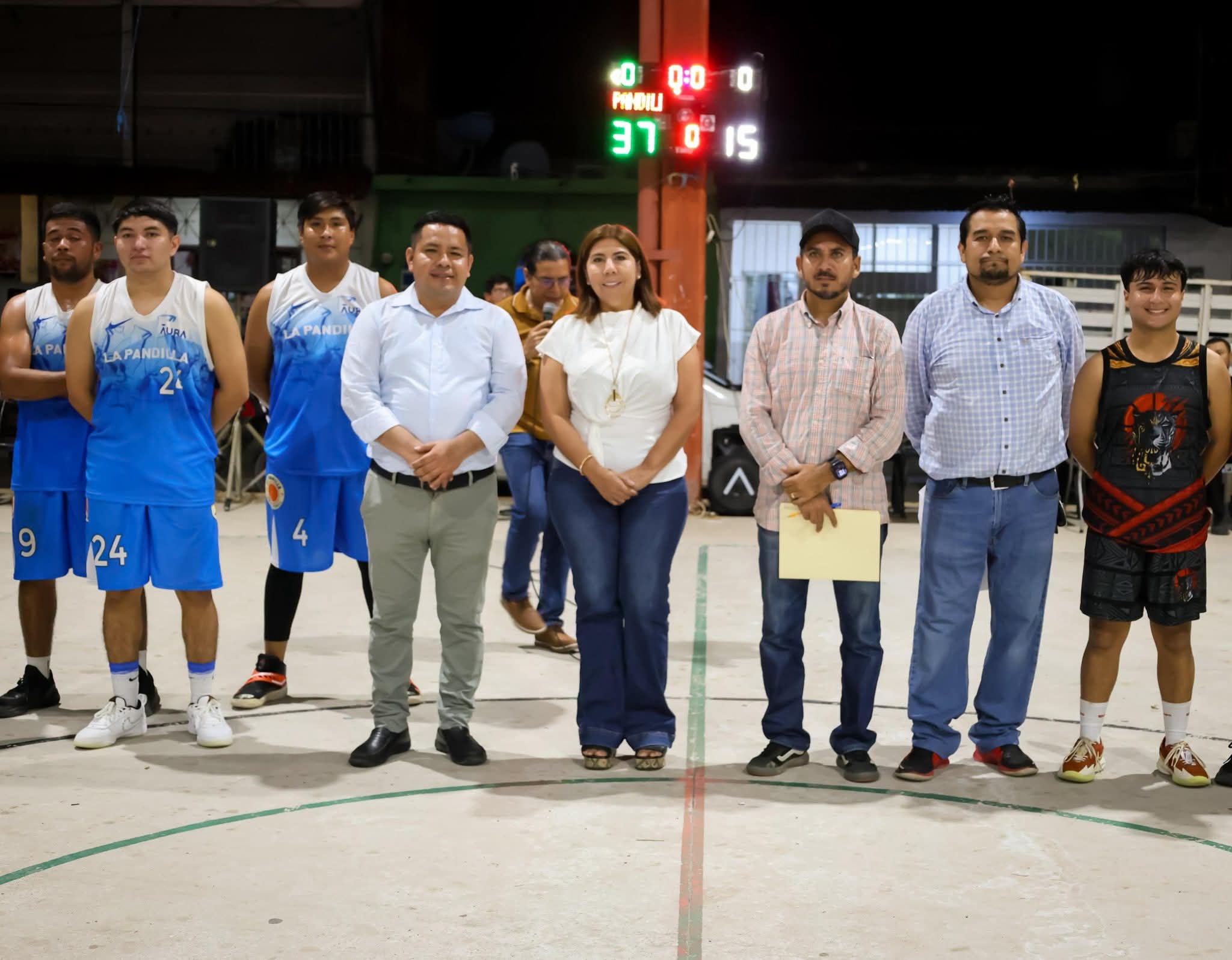 Alcaldesa Mari Luz Velázquez Jiménez premia a ganadores del Torneo de Básquetbol de Segunda Fuerza.