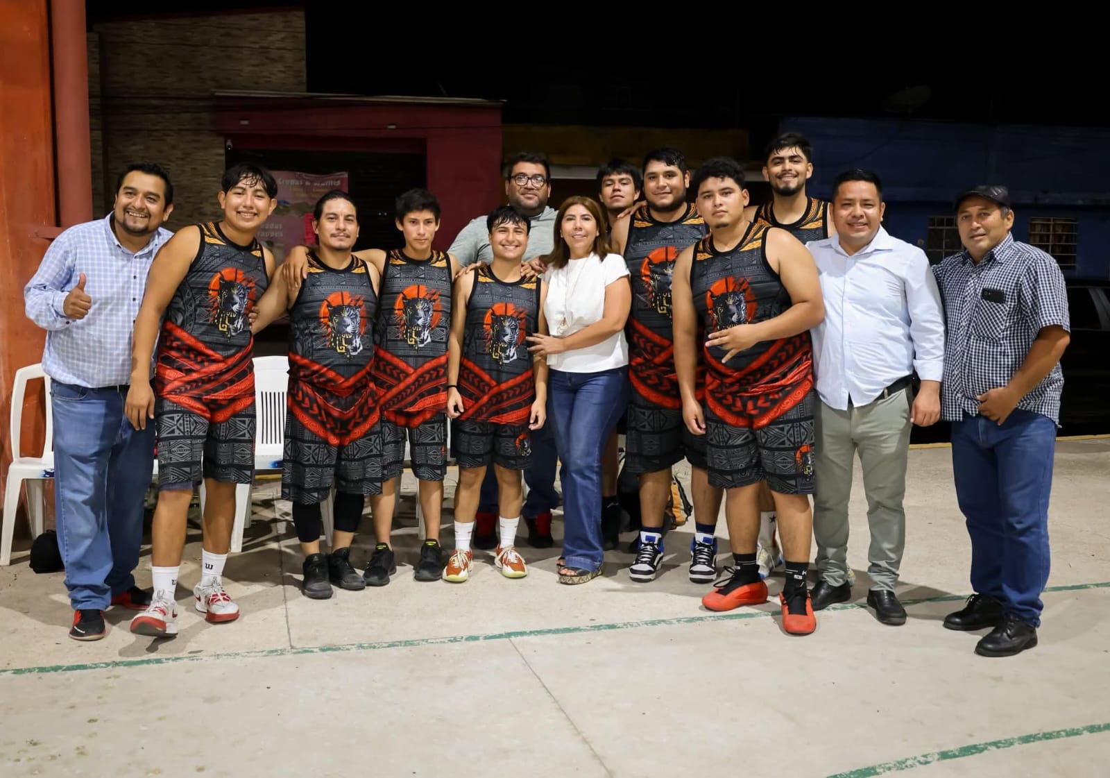 Alcaldesa Mari Luz Velázquez Jiménez premia a ganadores del Torneo de Básquetbol de Segunda Fuerza.