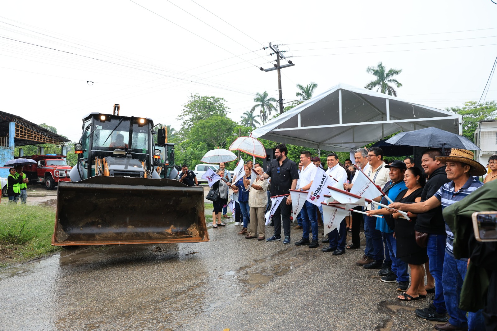 Da Gobernador Javier May banderazo a pavimentación del periférico de Villa Aldama y anuncia más obra pública para esa comunidad.