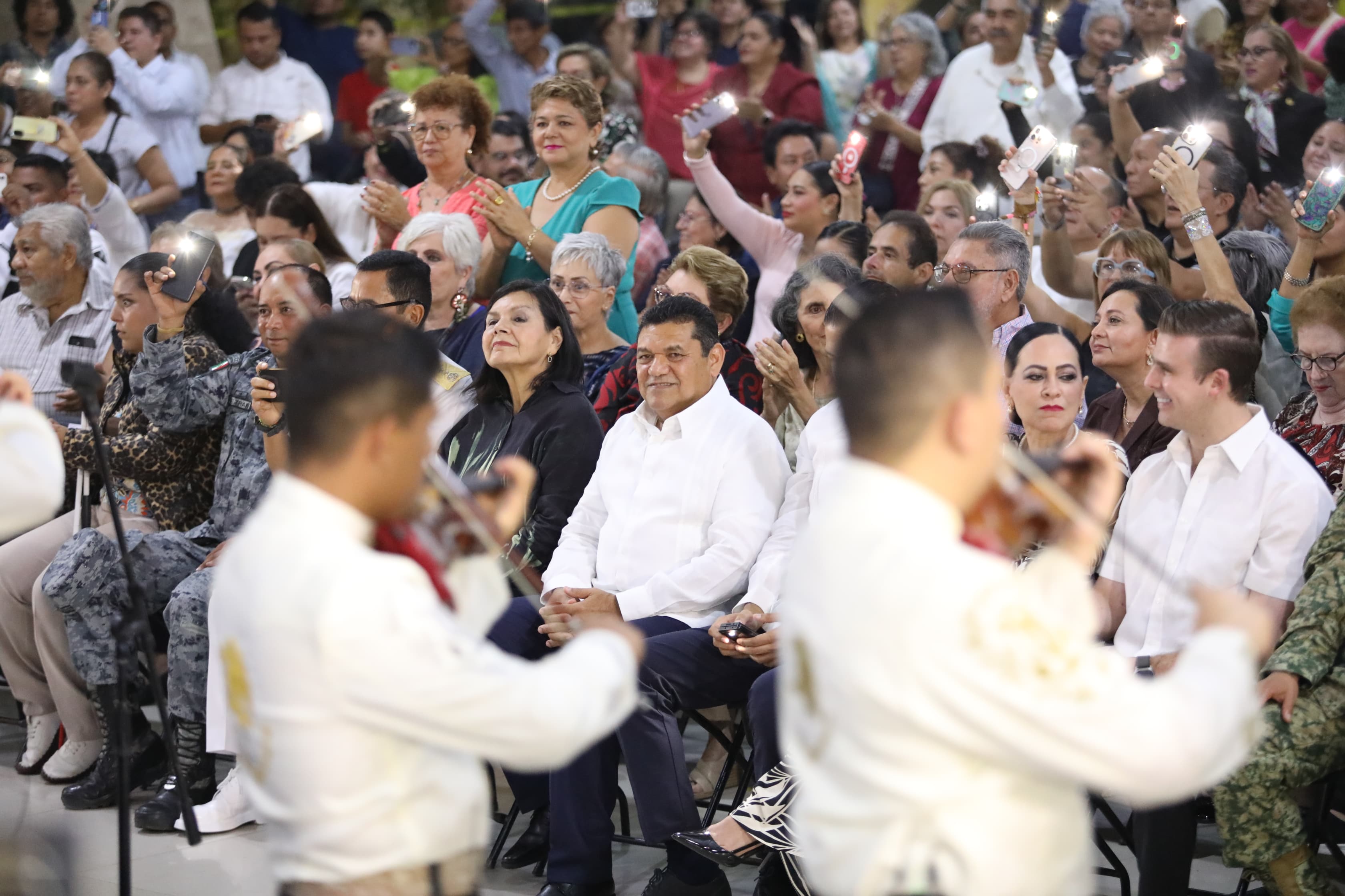 Asiste Gobernador Javier May al concierto de la Banda Sinfónica de la Secretaría de Marina en Villahermosa.