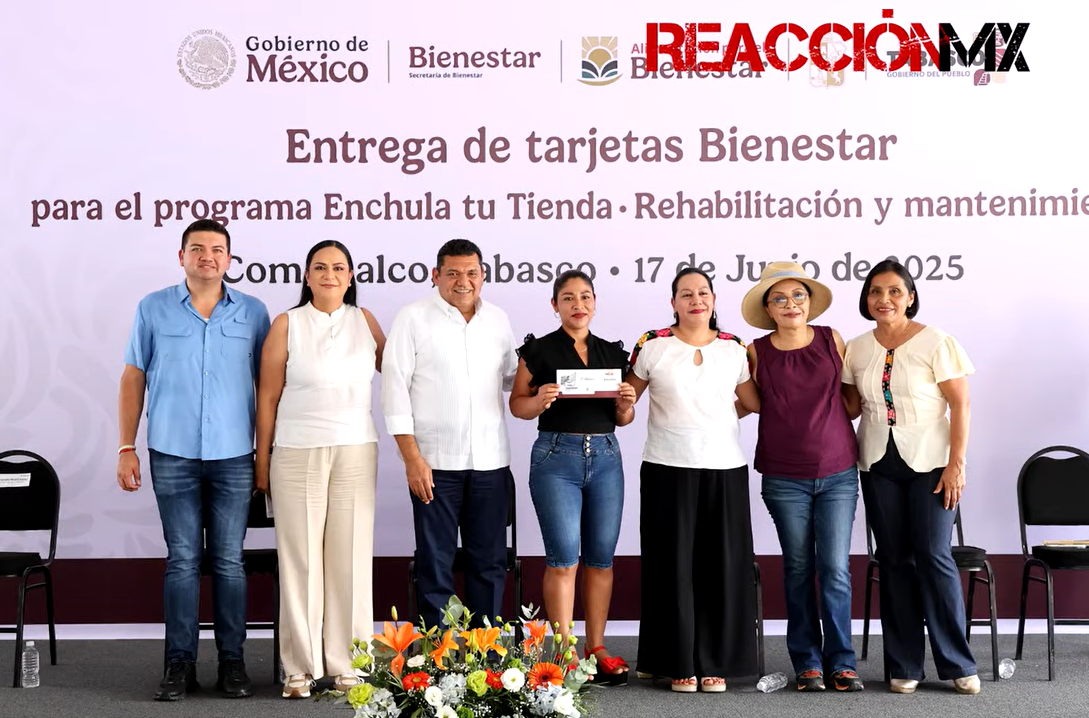 Entregan apoyos del programa Enchula tu Tienda en Tabasco.