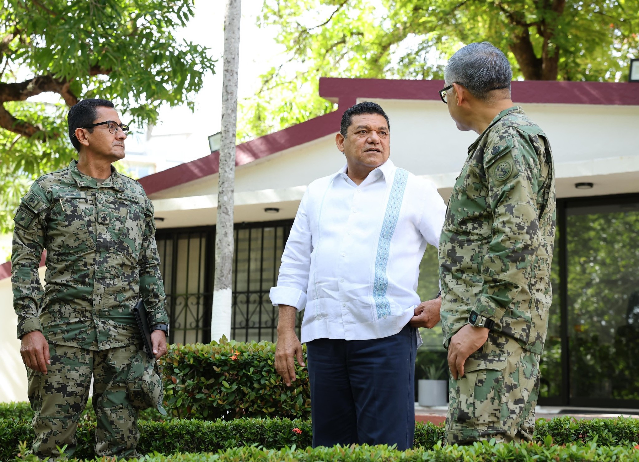 Analizan Javier May y Secretario de Marina proyectos para el desarrollo de Tabasco y el sureste del país.