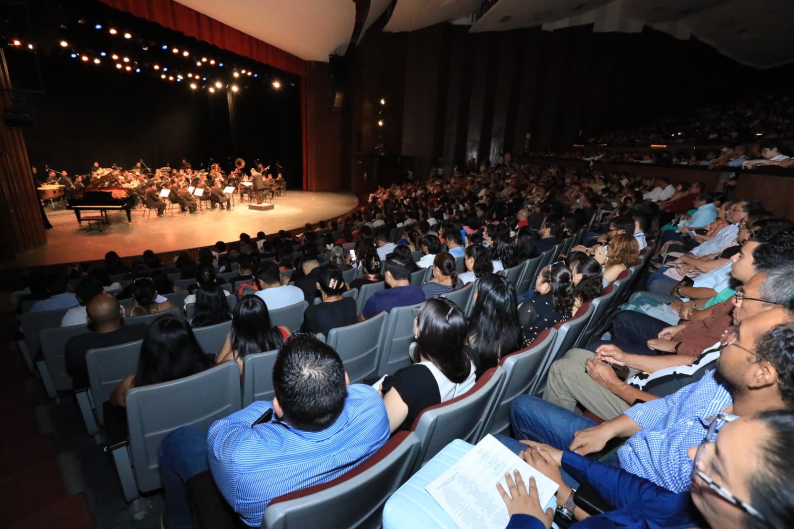 Debuta Banda Sinfónica del Gobierno del Estado con lleno total en el Teatro Esperanza Iris; dedican primer concierto a músicos decanos de la antigua agrupación.