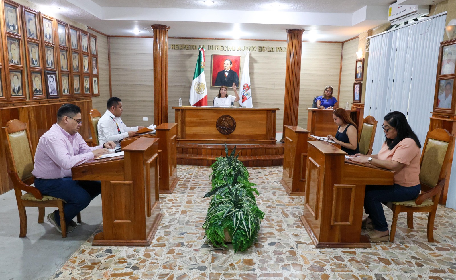 Cumple alcaldesa Mari Luz Velázquez Jiménez compromiso con la educación; aprueban apoyo económico para uniformes escolares.