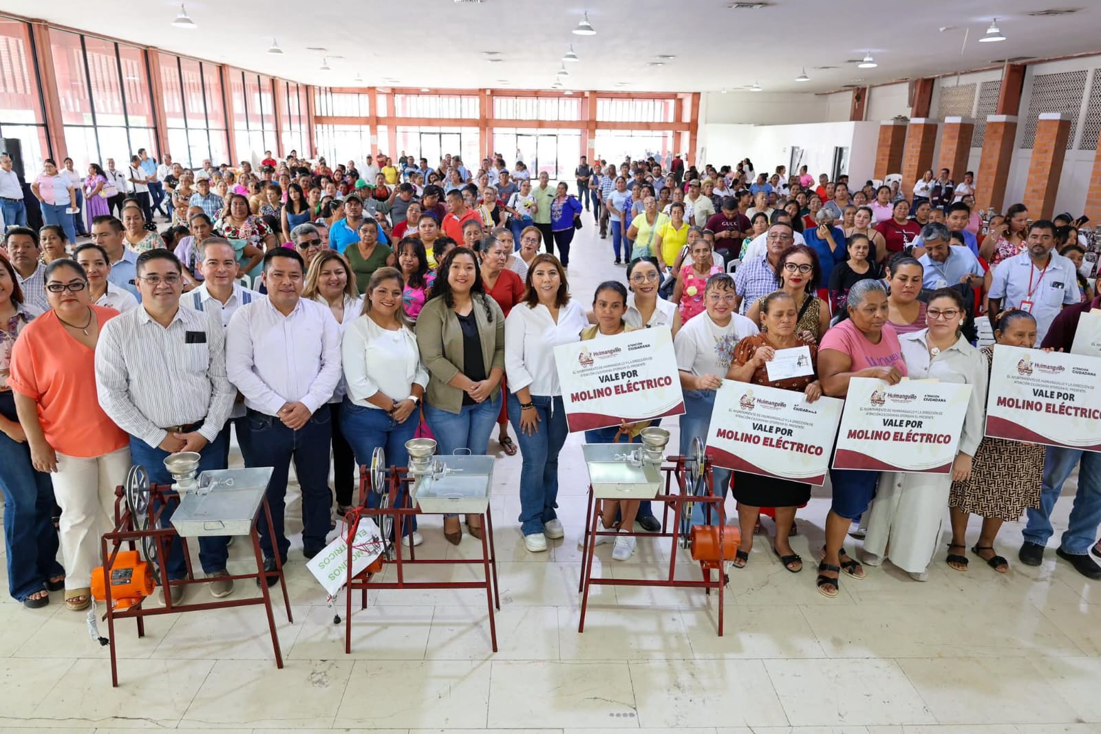 Impulsa Mari Luz Velázquez Jiménez la economía familiar con entrega de molinos eléctrico.