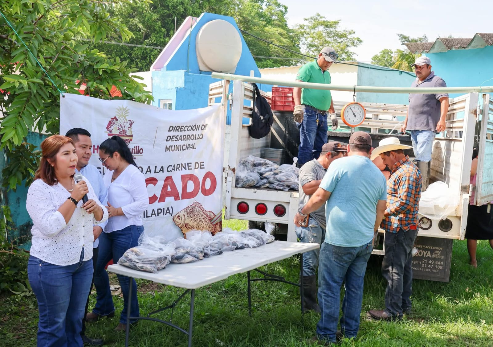 Alcaldesa de Huimanguillo realiza la entrega de 300 kilos de tilapia a 100 familias beneficiarias de la comunidad de San Fernando, para mejorar el bienestar de la población.