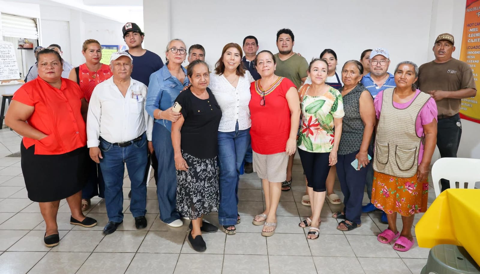 Sostiene reunión alcaldesa Mari Luz Velazquez con locatarios del mercado público para atender necesidades de territorio.