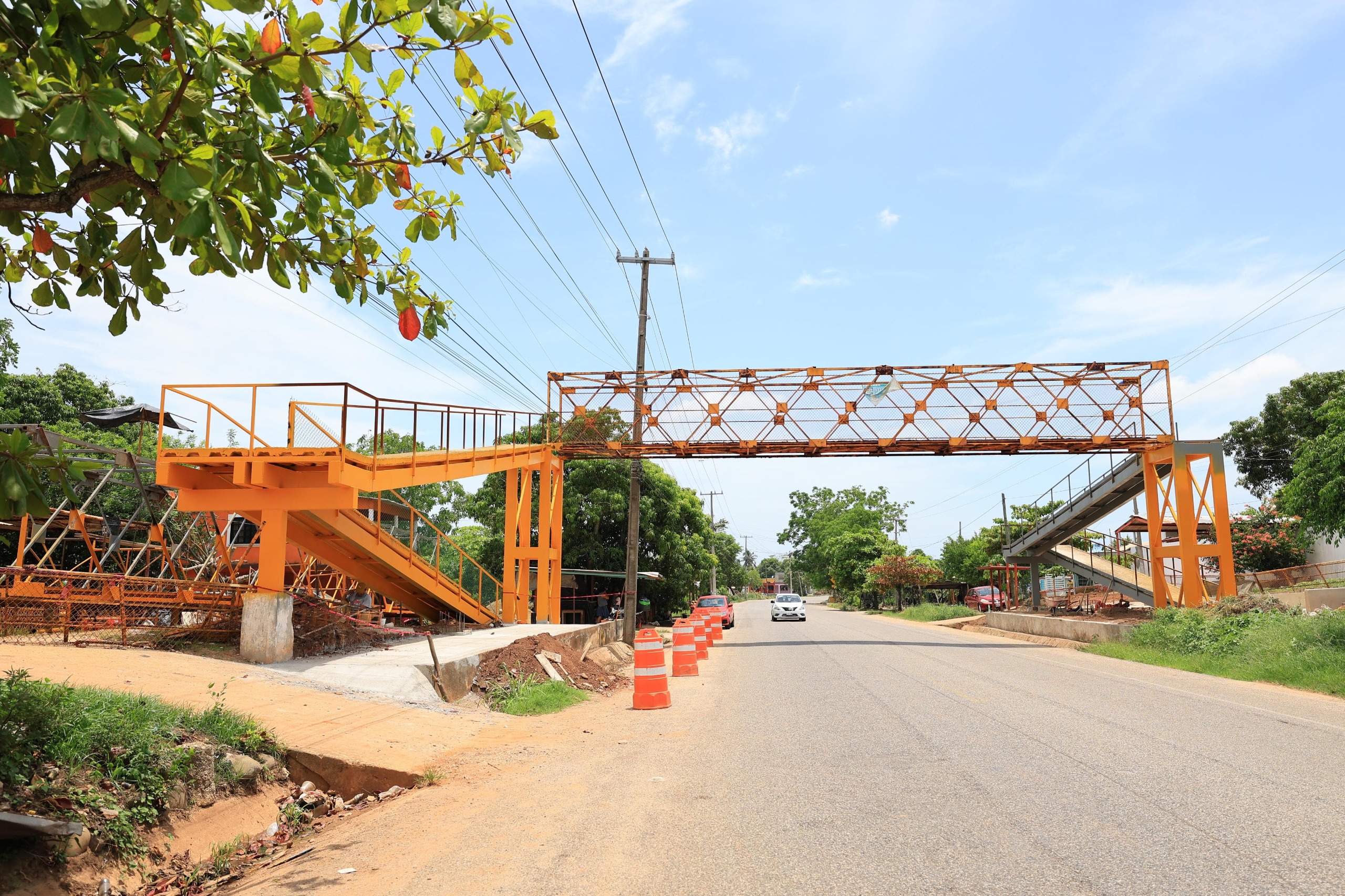 Rehabilita JEC puente peatonal La Agraria para garantizar seguridad vial y el bienestar de la población.