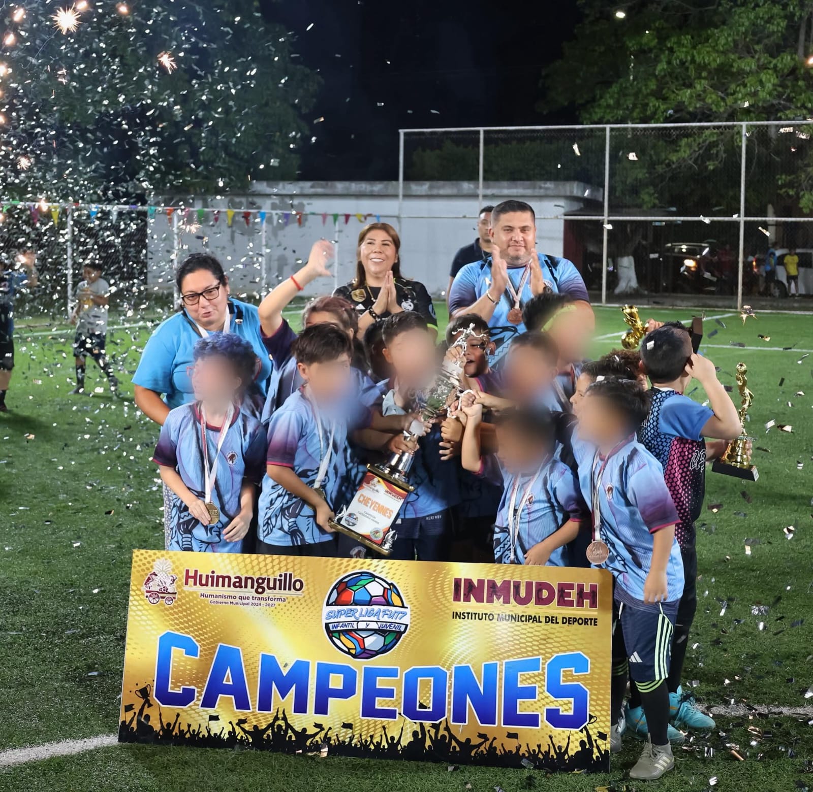 Alcaldesa de Huimanguillo premia a los ganadores de la Súper Liga Fut7 Kids.