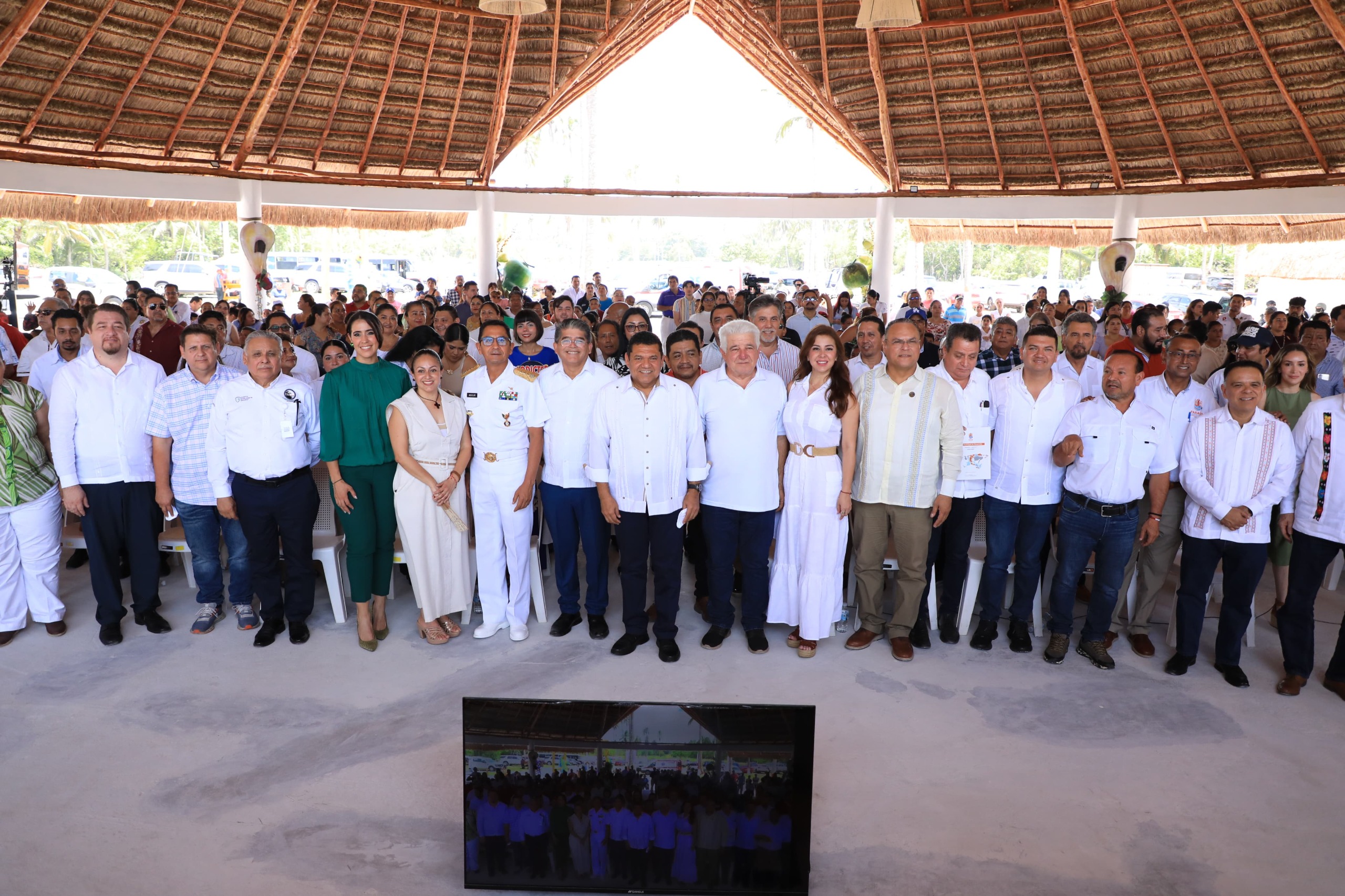 Asiste Gobernador Javier May Rodríguez a presentación del Plan Municipal de Desarrollo 2024-2027 del Gobierno de Paraíso.