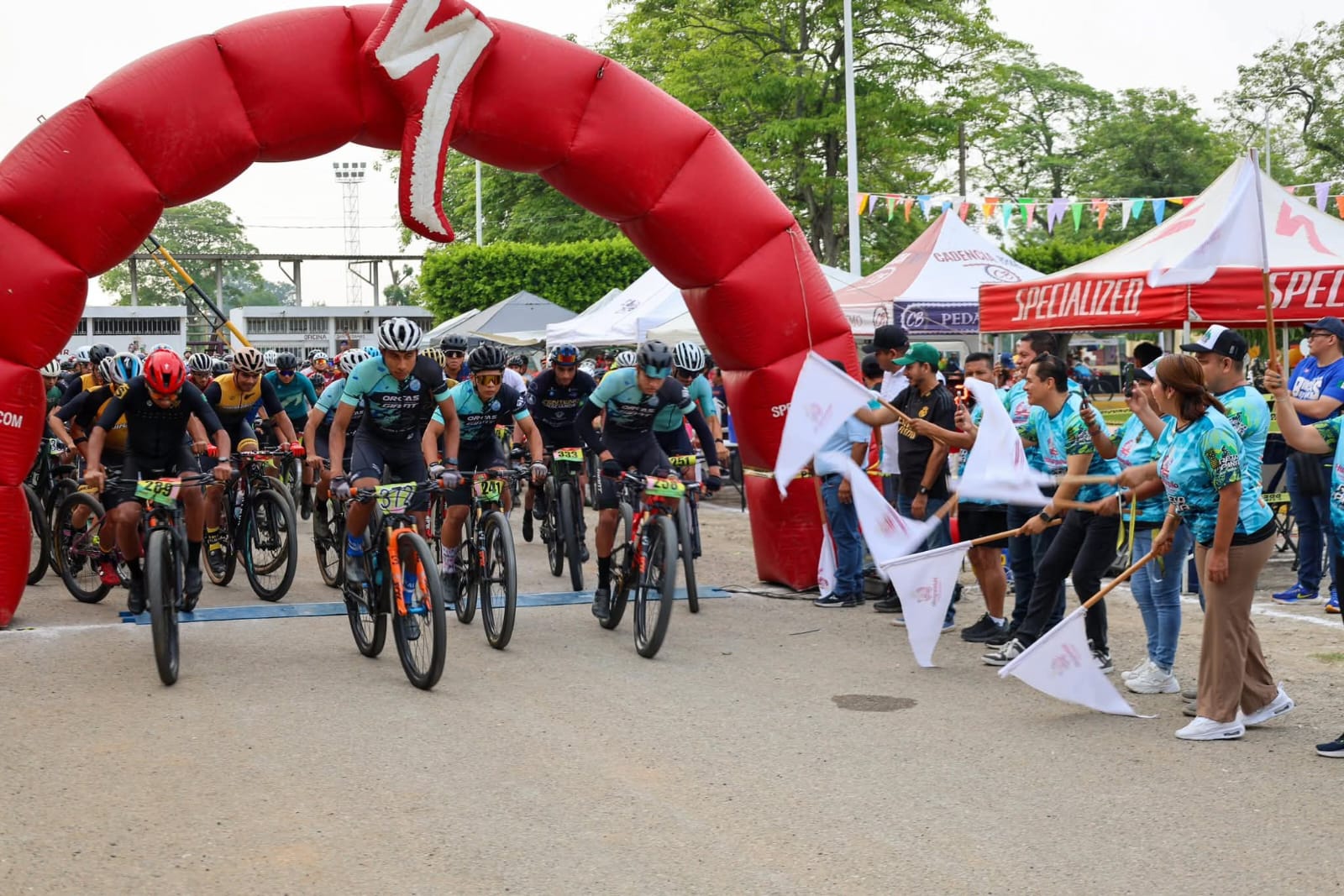 Alcaldesa Mari Luz Velázquez encabeza jornada deportiva Reto Piña 2025 en Huimanguillo.