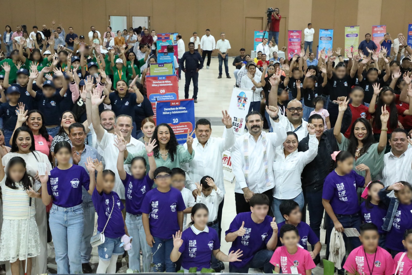 Gobierno del Estado refrenda compromiso con derechos de niñez y adolescencia; Javier May toma protesta a Red Estatal de Impulsores.