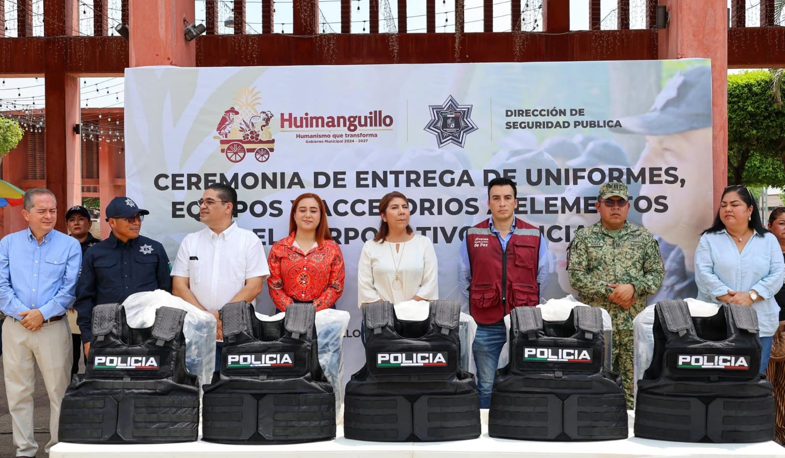 Alcaldesa Mari Luz Velázquez Jiménez apoya con uniformes y equipo digno a las y los policías de Huimanguillo.