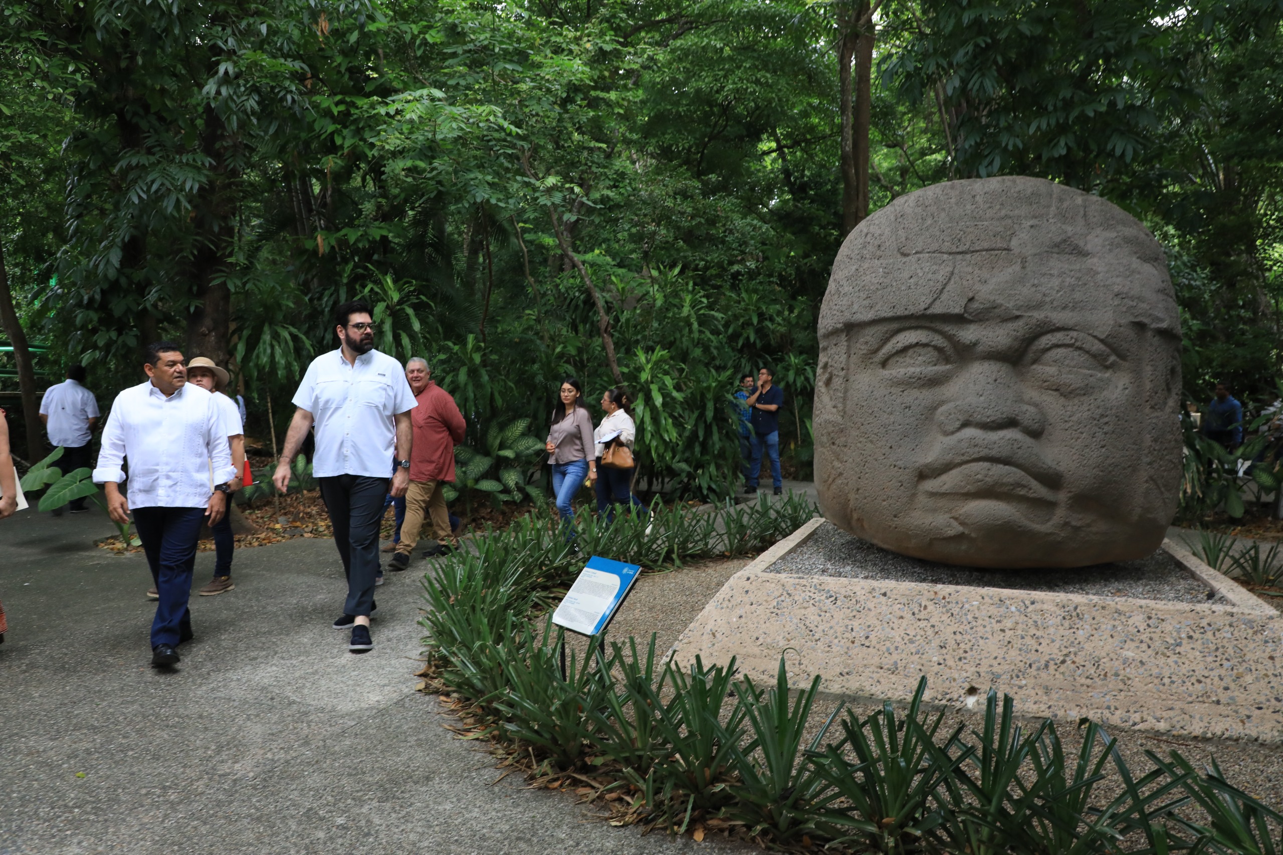 Gobierno del Estado recuperará grandeza del Parque Poema Museo La Venta; anuncia Javier May una serie de trabajos para su rescate.