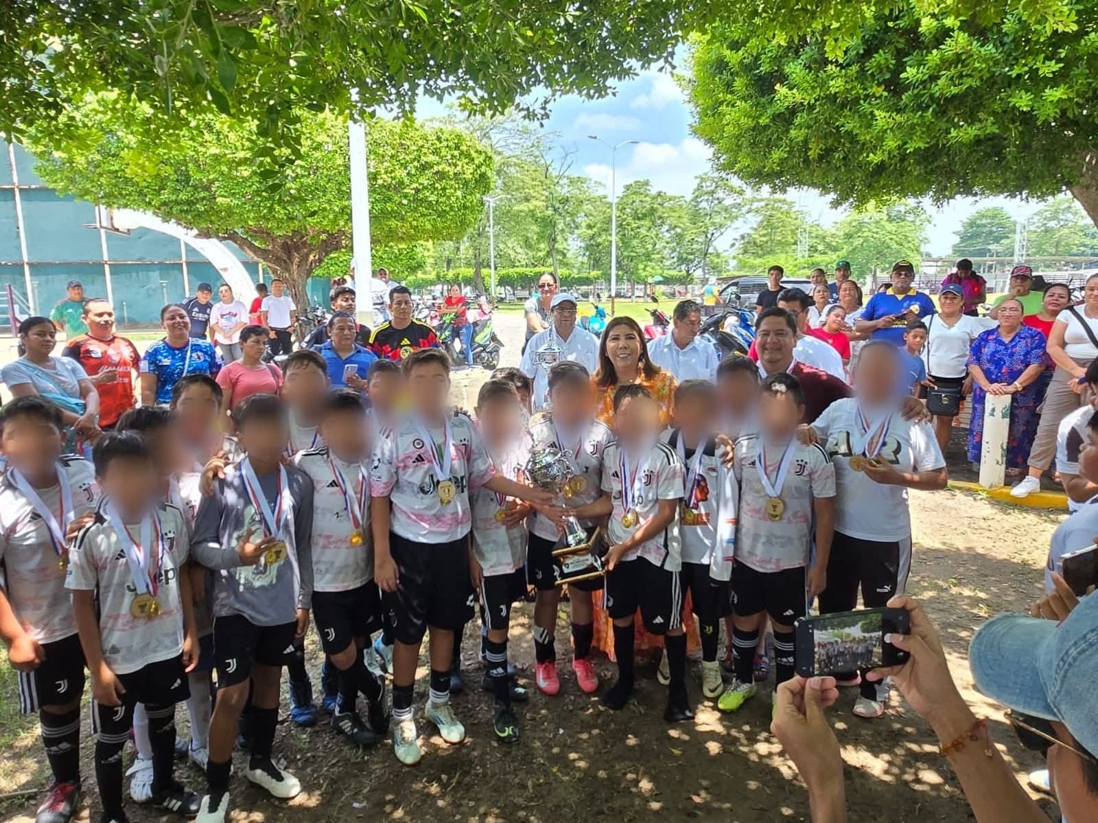 Alcaldesa Mari Luz Velázquez Jiménez asiste a la Gran Final de la Liga de Fútbol Infantil Escolar 2024–2025 “Profesor Rubén Escobar Arias”.