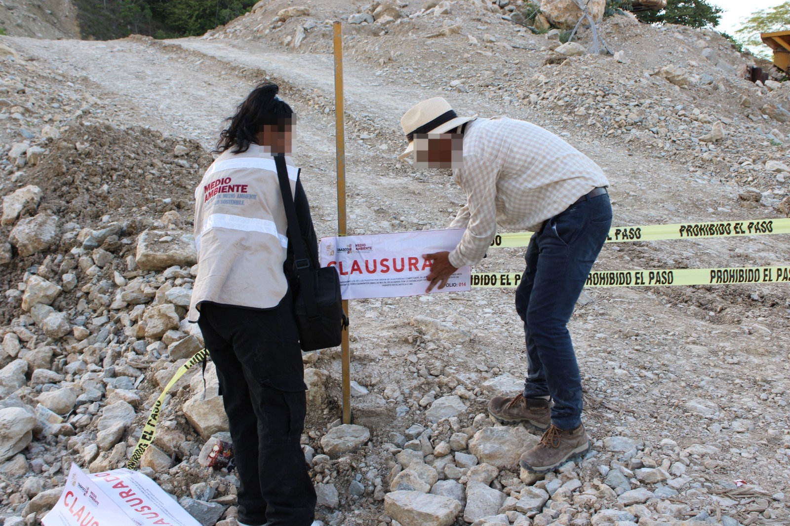 FGE y fuerzas de seguridad, en coordinación con la Semades, logran el aseguramiento de un inmueble y equipos, de más de tres empresas que extraían grava en Macuspana.