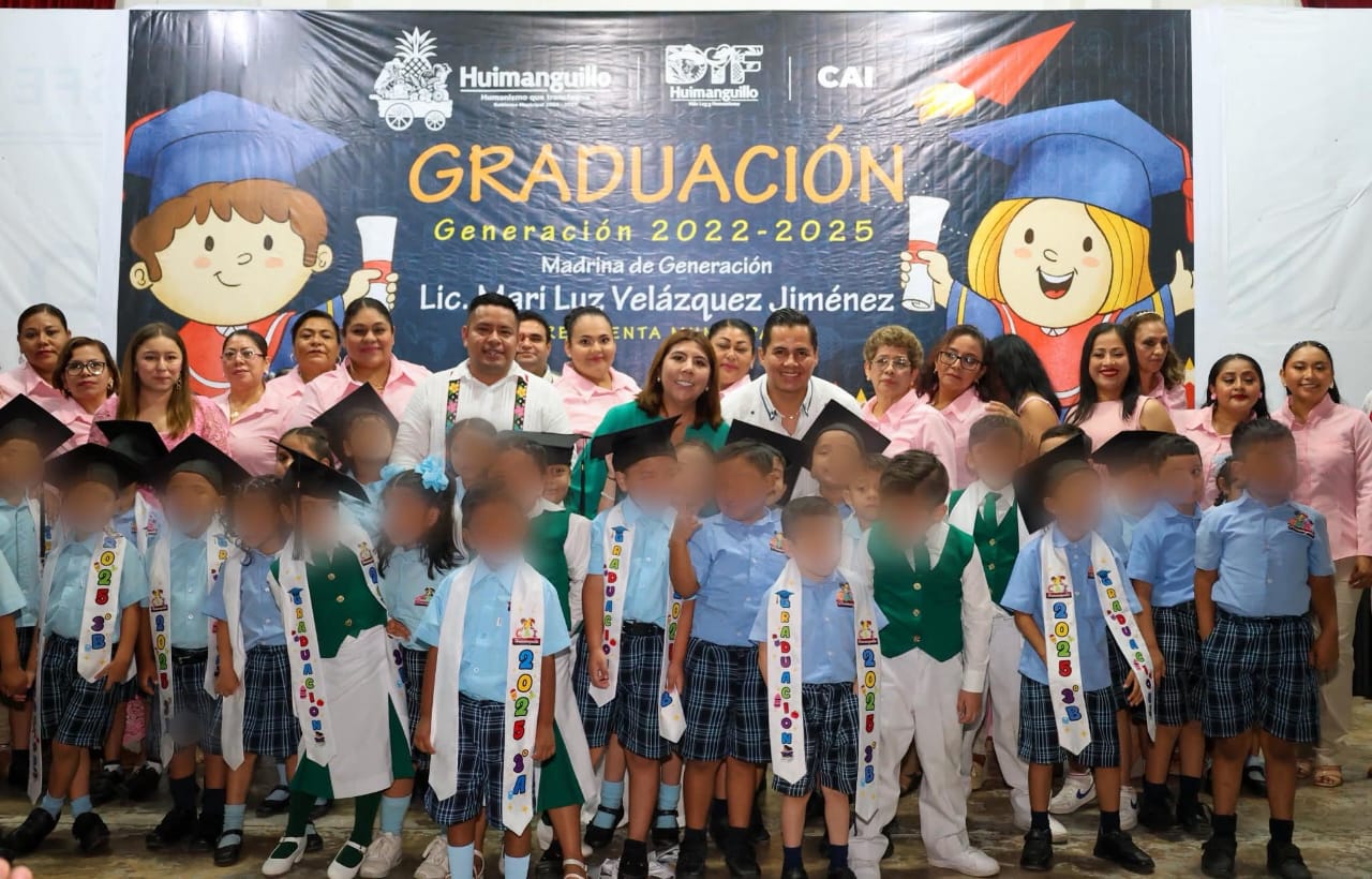Mari Luz Velazquez Jiménez amadrina a egresados de la generación 2022-2025 del CAI Huimanguillo.