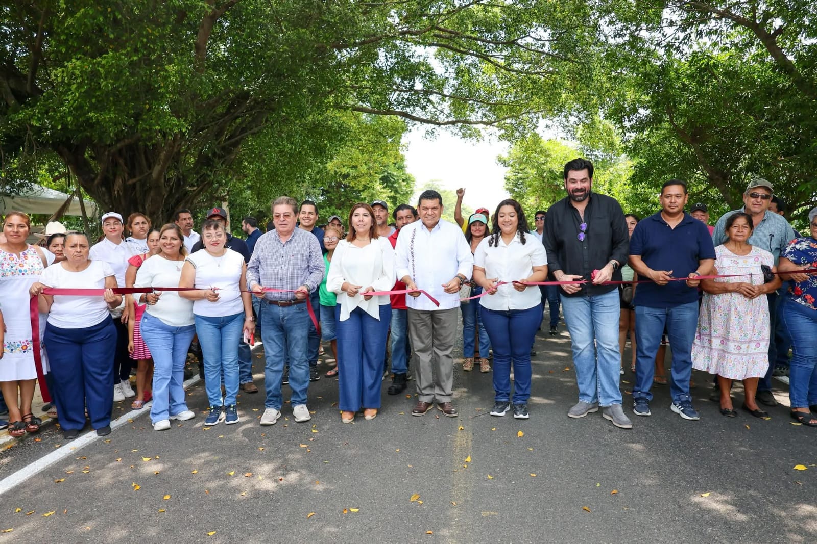 Alcaldesa Mari Luz Velazquez Jiménez y el gobernador Javier May inauguran la rehabilitación del camino Huimanguillo-Francisco Rueda.