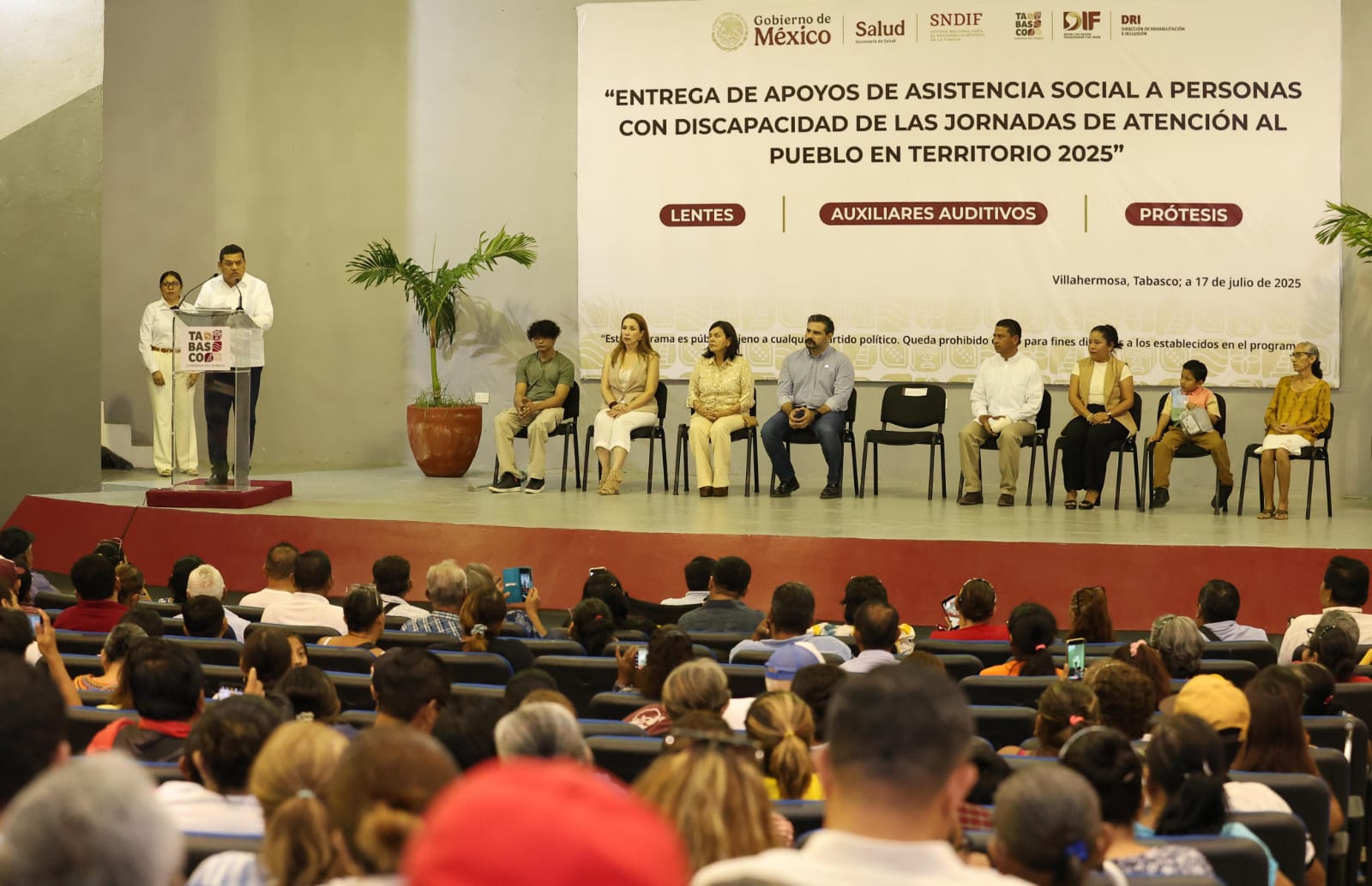 Entrega Javier May Rodríguez 441 apoyos de asistencia social a personas con discapacidad.