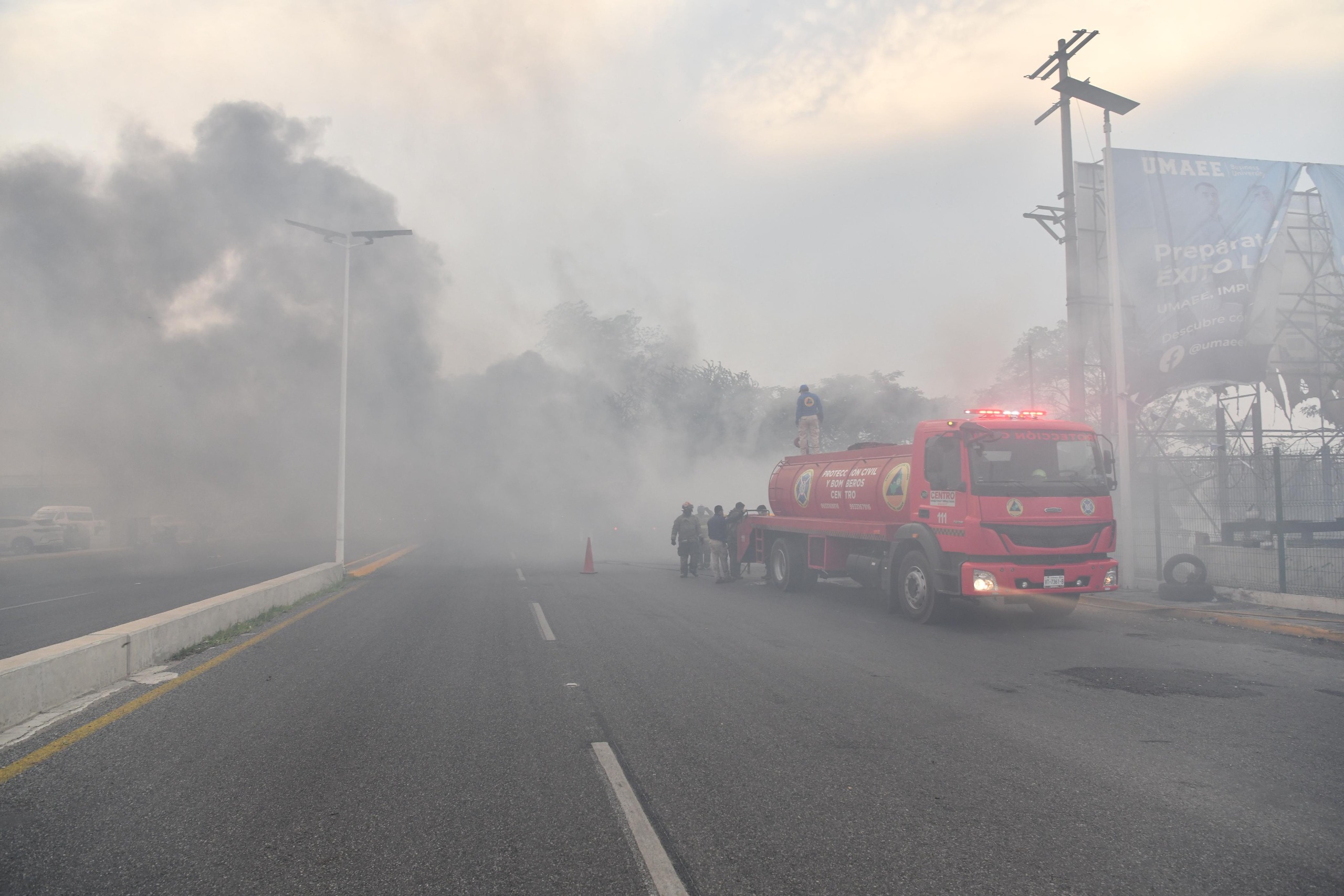 Atiende Protección Civil incendios en Villahermosa.