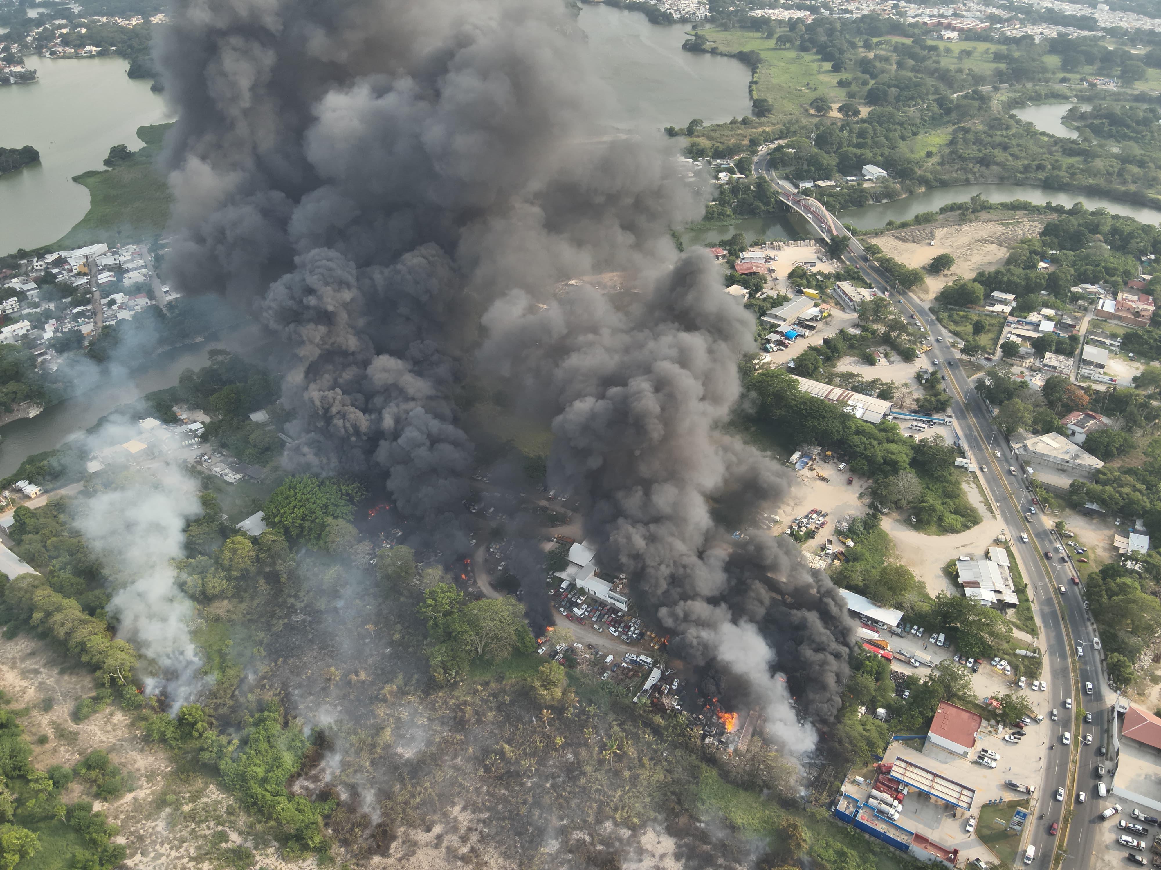 Incendio en retén federal moviliza a cuerpos de emergencia; 47 elementos en acción.