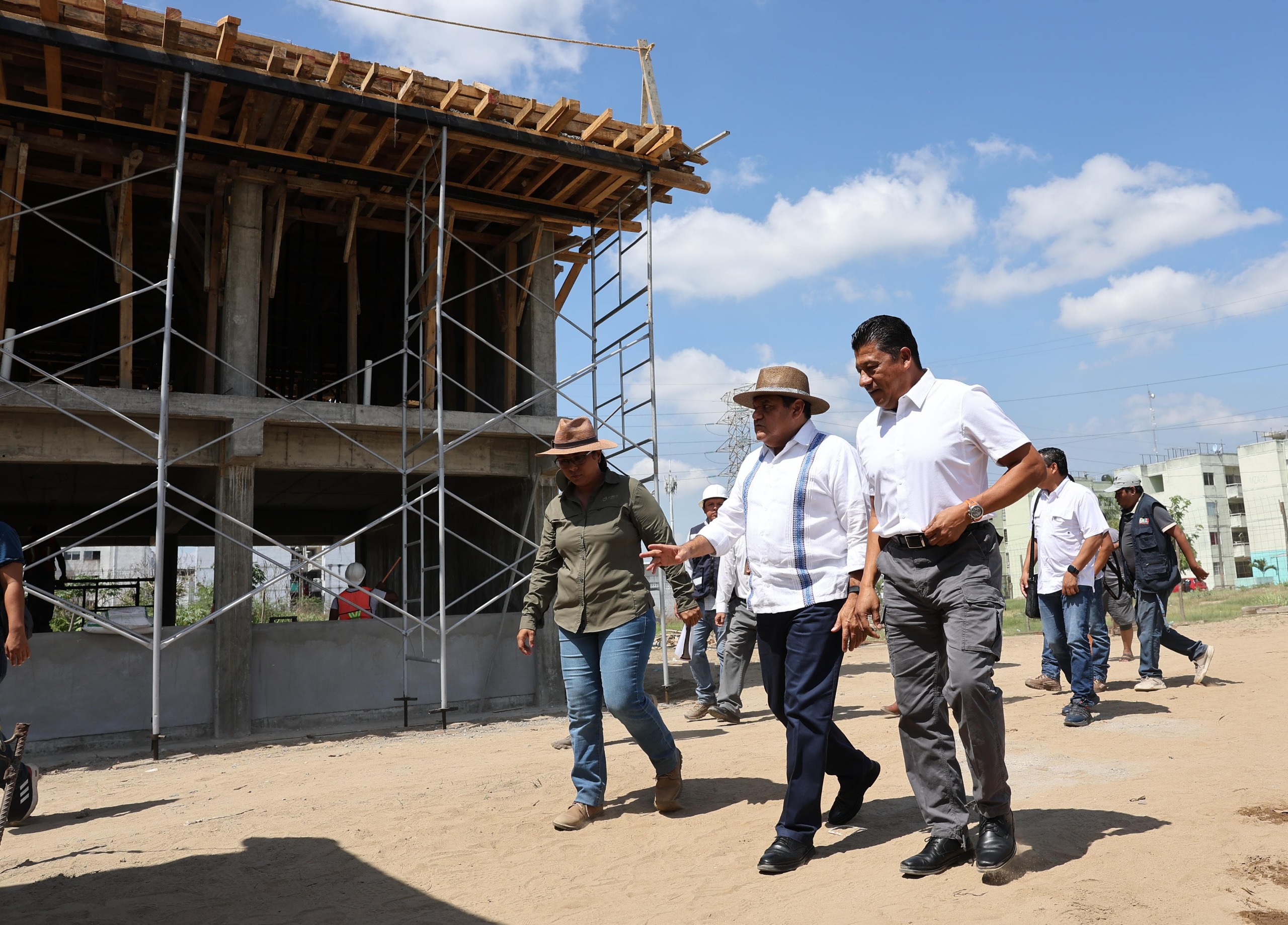 Supervisa Javier May avances en la construcción del nuevo plantel del Cobatab, en Pomoca.