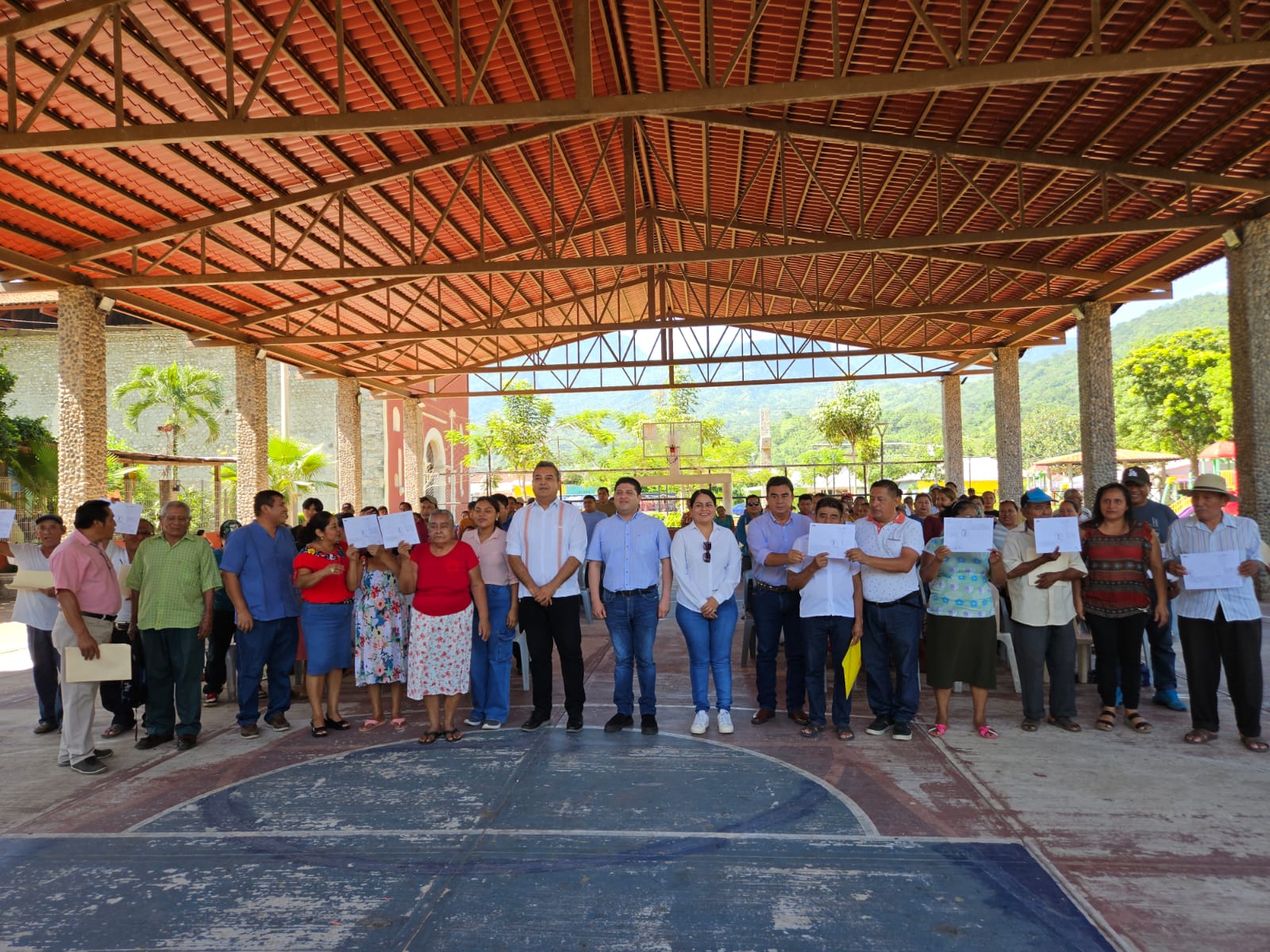 Apoya la CERTT a 129 familias de Tacotalpa con la entrega de planos para que puedan escriturar los predios que ocupan.