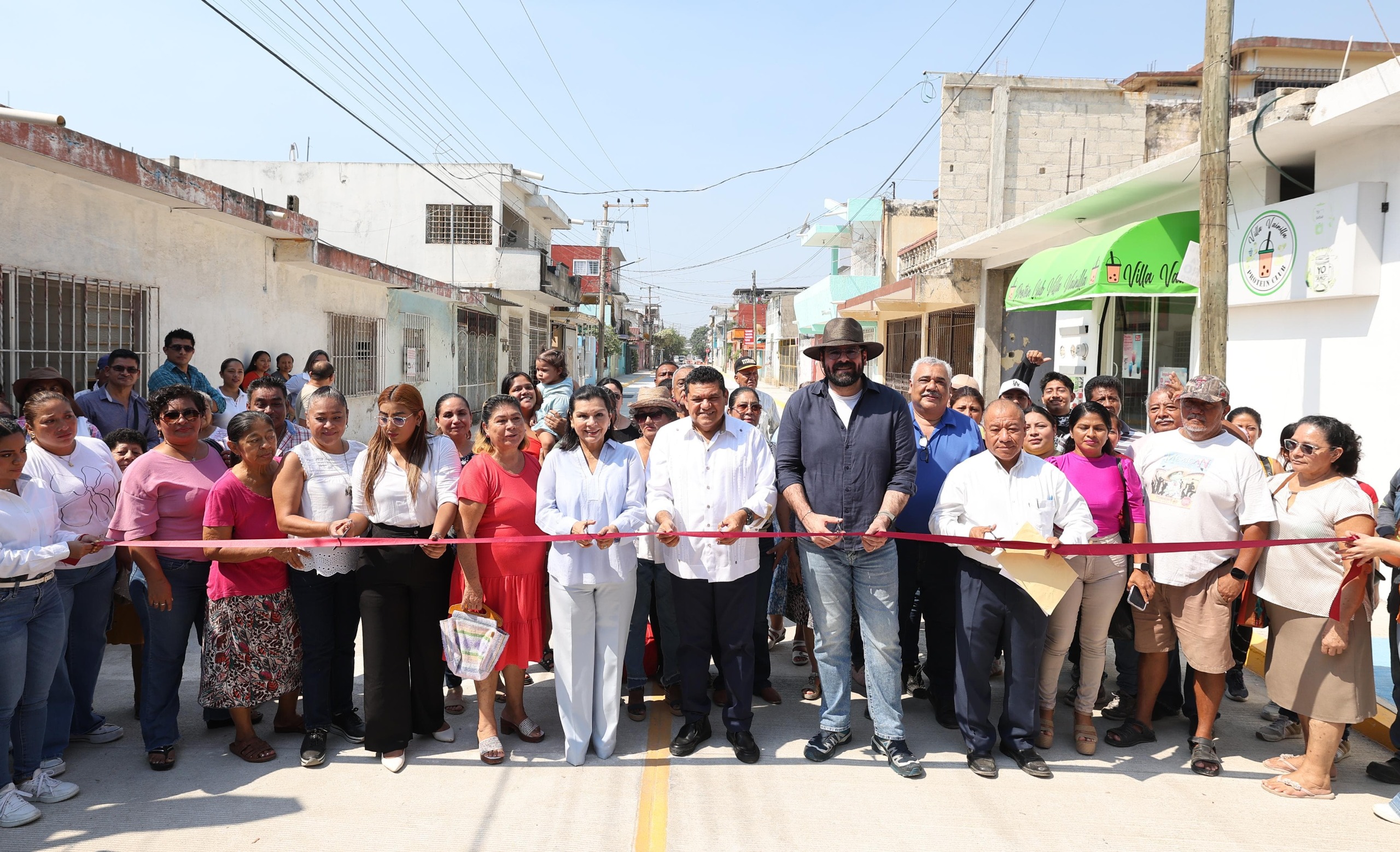 Entrega Javier May calles pavimentadas, obra urbana y un sistema renovado de drenaje y agua potable, en beneficio de habitantes de la colonia Gaviotas Norte en Villahermosa.