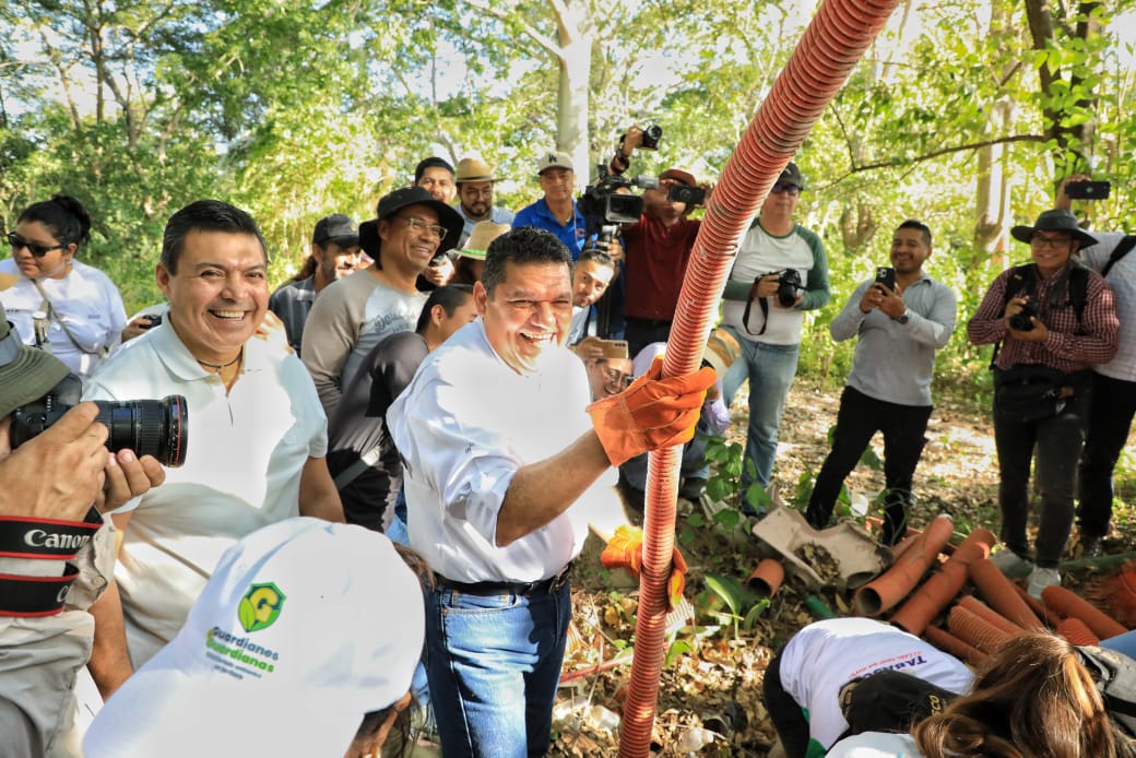 «Esta sombra ni el parque La Pólvora la tiene”, exclama Javier May al encabezar jornada de limpieza en el Parque Estatal Laguna del Camarón.
