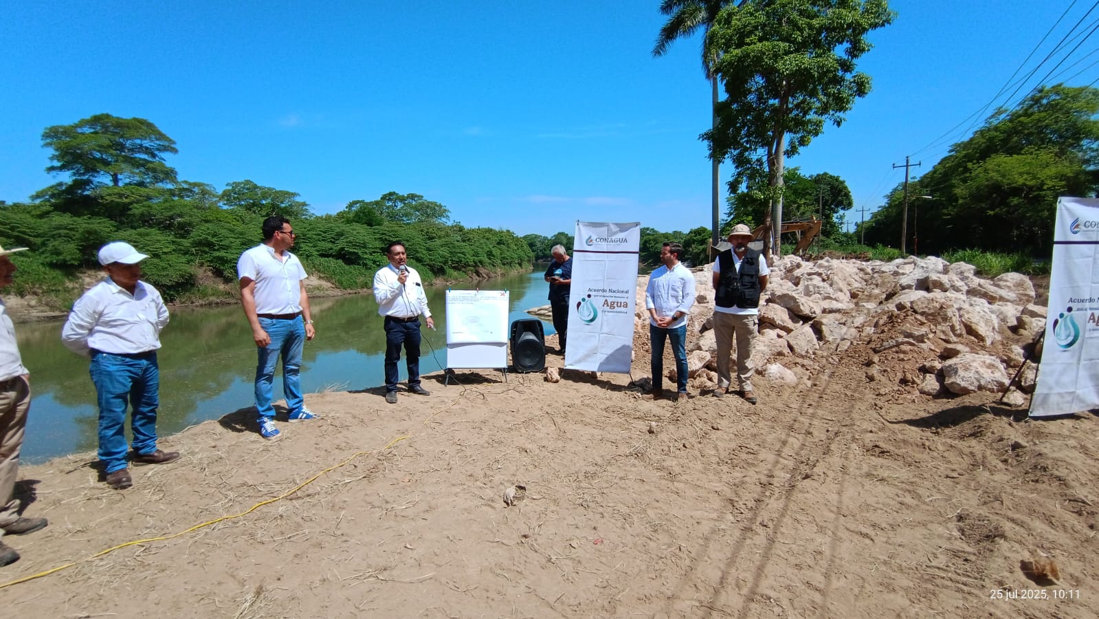 Gobierno del Estado y de México hacen sinergia para proteger a familias tabasqueñas y vías de comunicación; inicia Conagua obra de protección del margen del río de la Sierra en Jalapa.