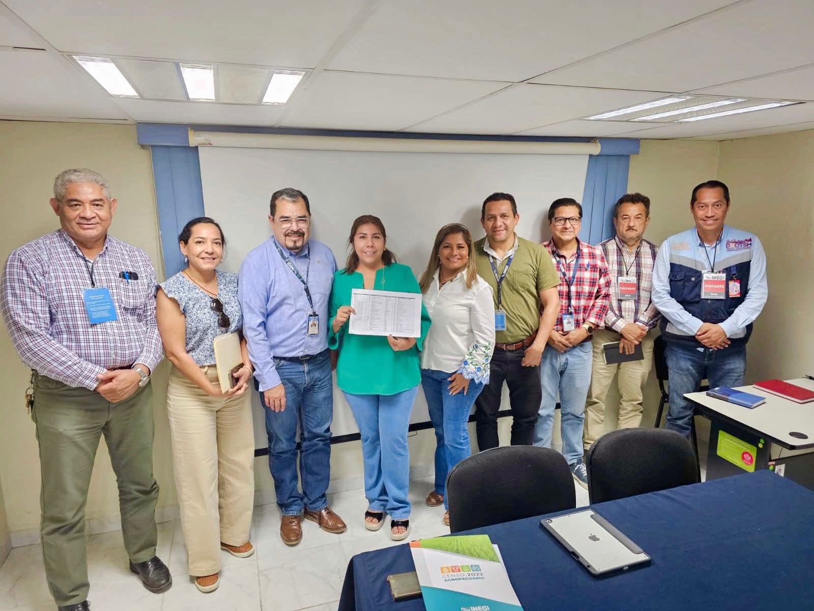 Alcaldesa de Huimanguillo y delegado del INEGI sostienen reunión para llevar a cabo revisión y validación de información cartográfica actualizada.