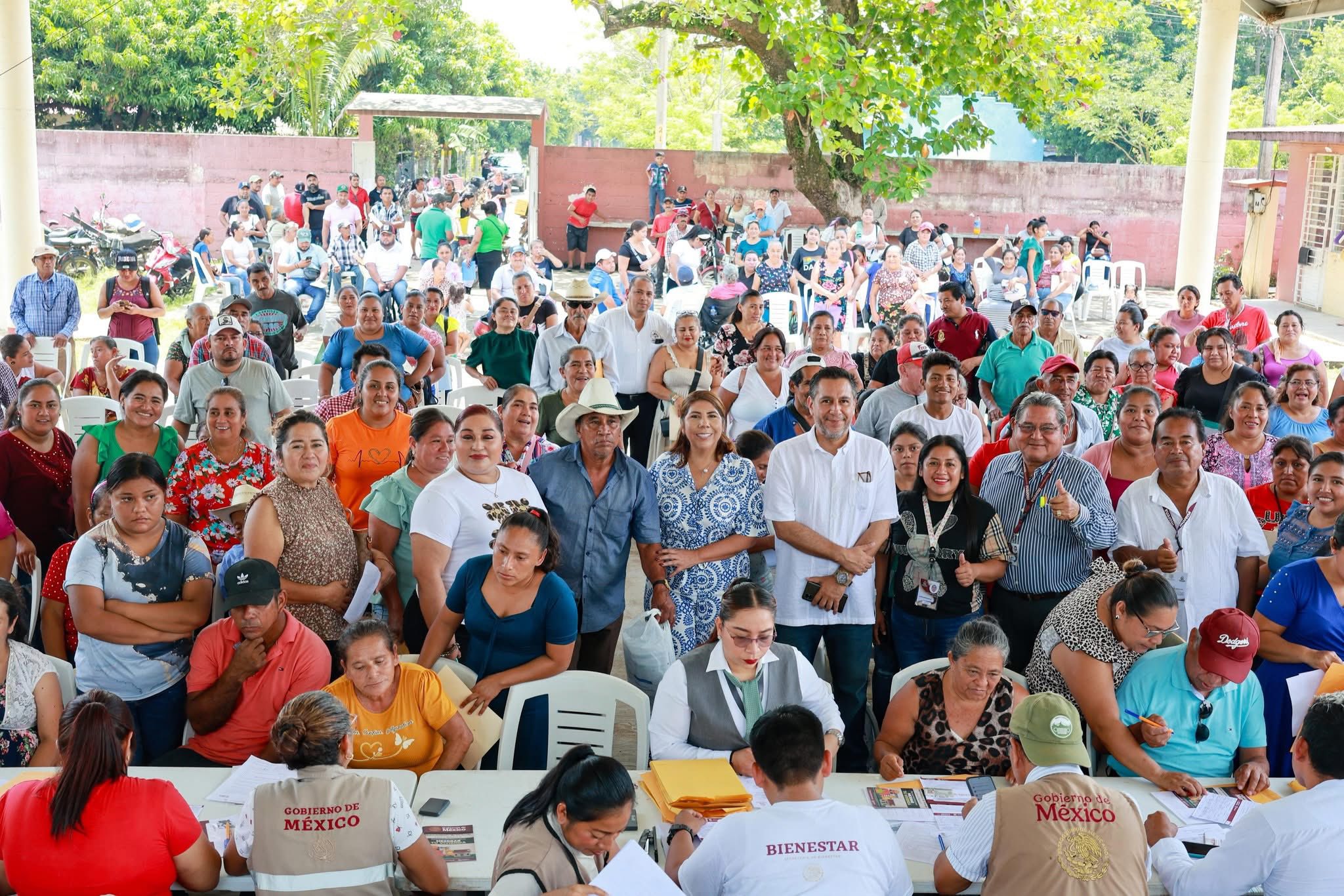 Mari Luz Velázquez Jiménez impulsa la distribución de tarjetas del programa Vivienda para el Bienestar en la comunidad de Chicoacán, Huimanguillo.
