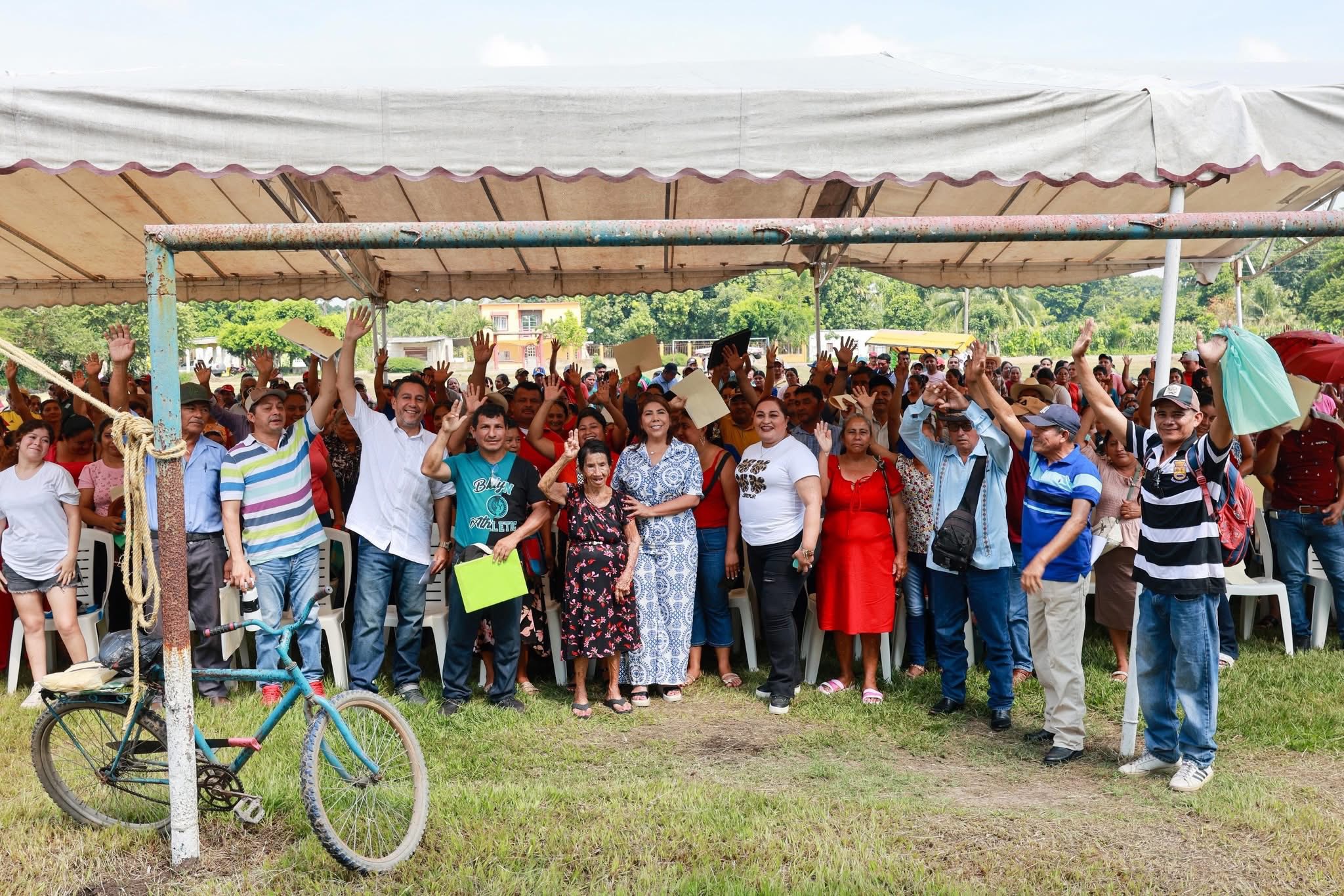 Alcaldesa de Huimanguillo atestigua la entrega de apoyos para el mejoramiento de vivienda en Monte de Oro.