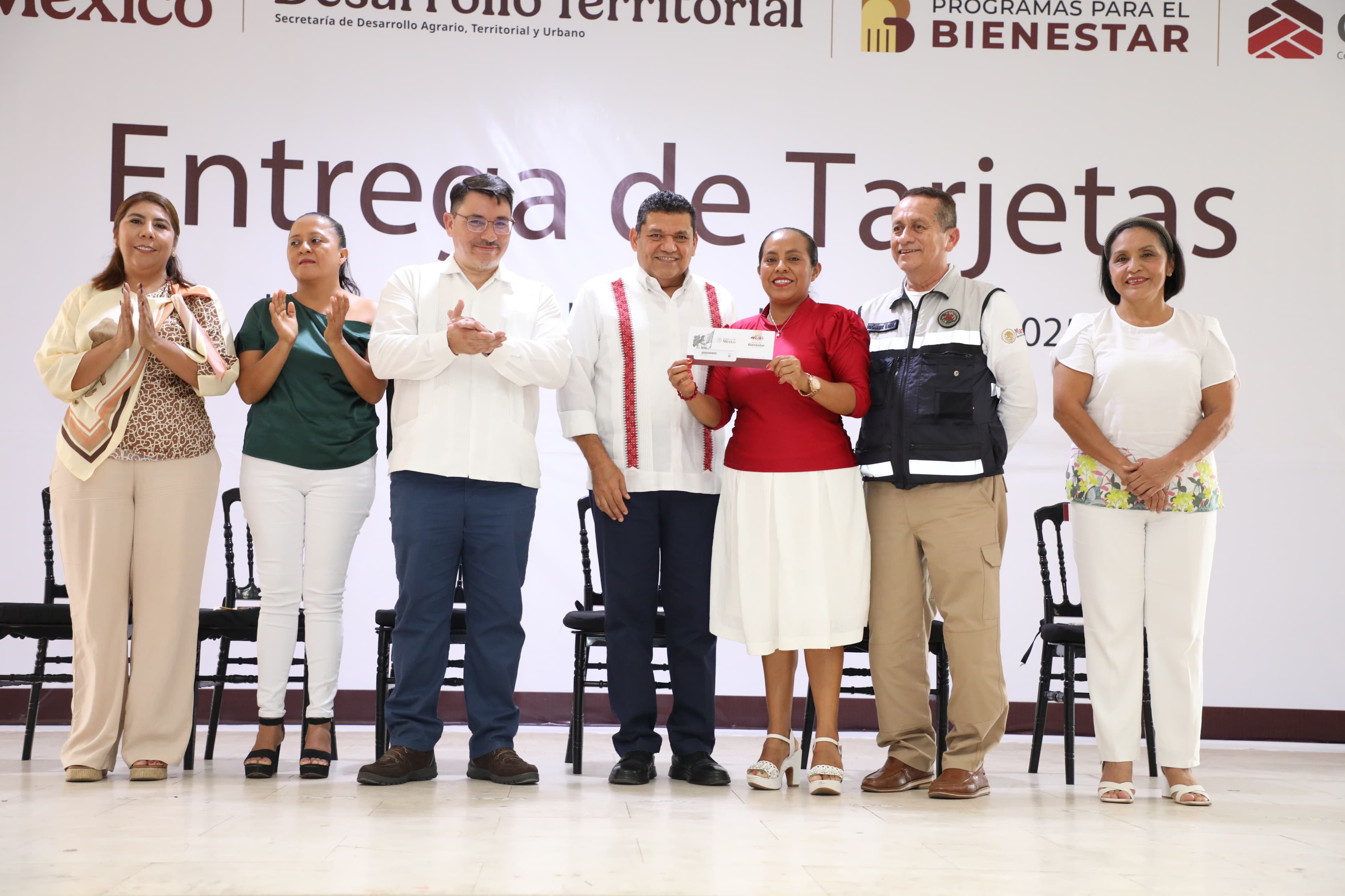 “En Tabasco se trabaja con justicia social por el bienestar del pueblo”; entregan Javier May y Conavi apoyos para mejoramiento de vivienda.
