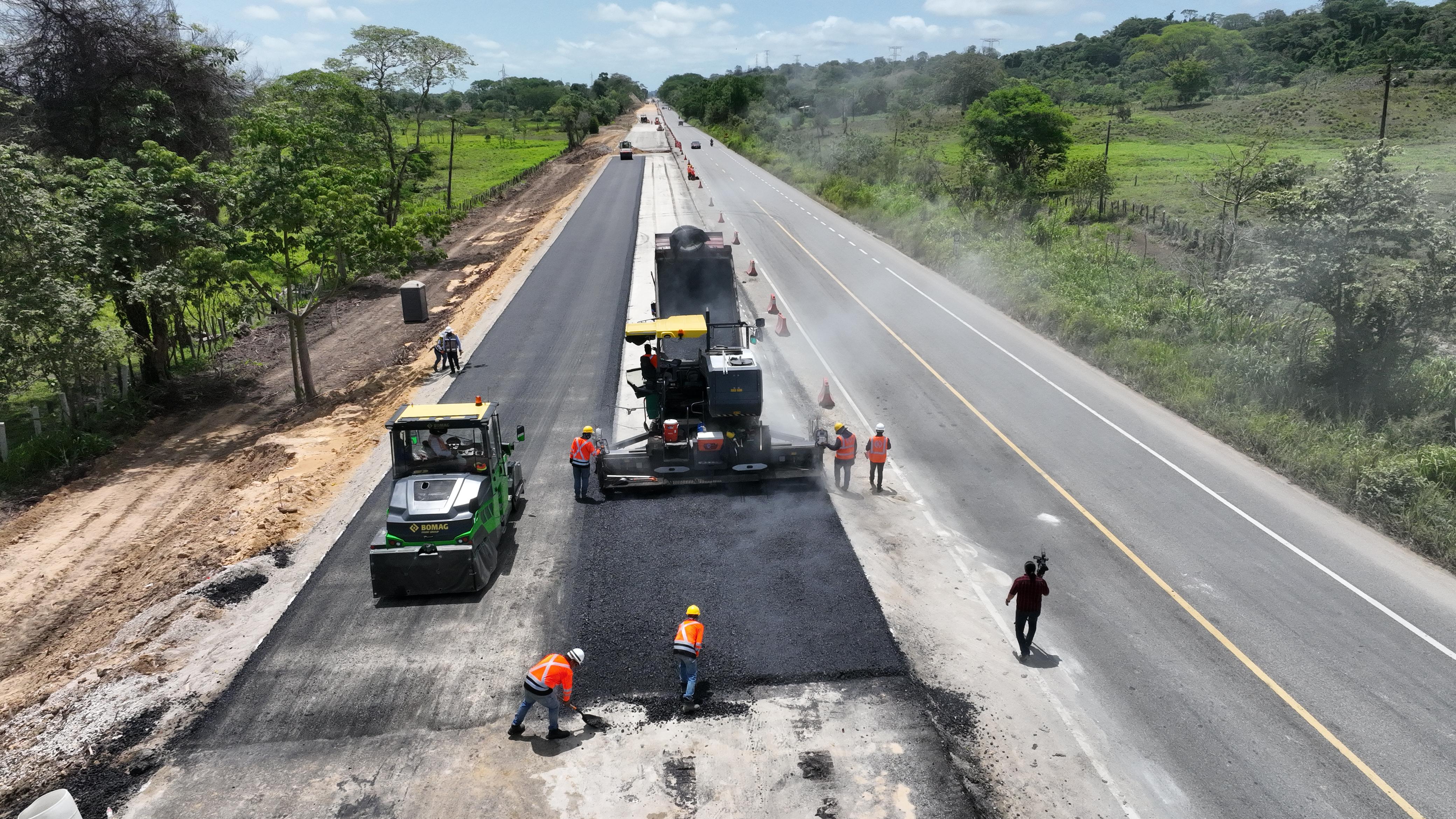 Mano de obra tabasqueña forma parte en ampliación de la vía Macuspana-Escárcega; el beneficio es para todos por igual, señalan trabajadores.