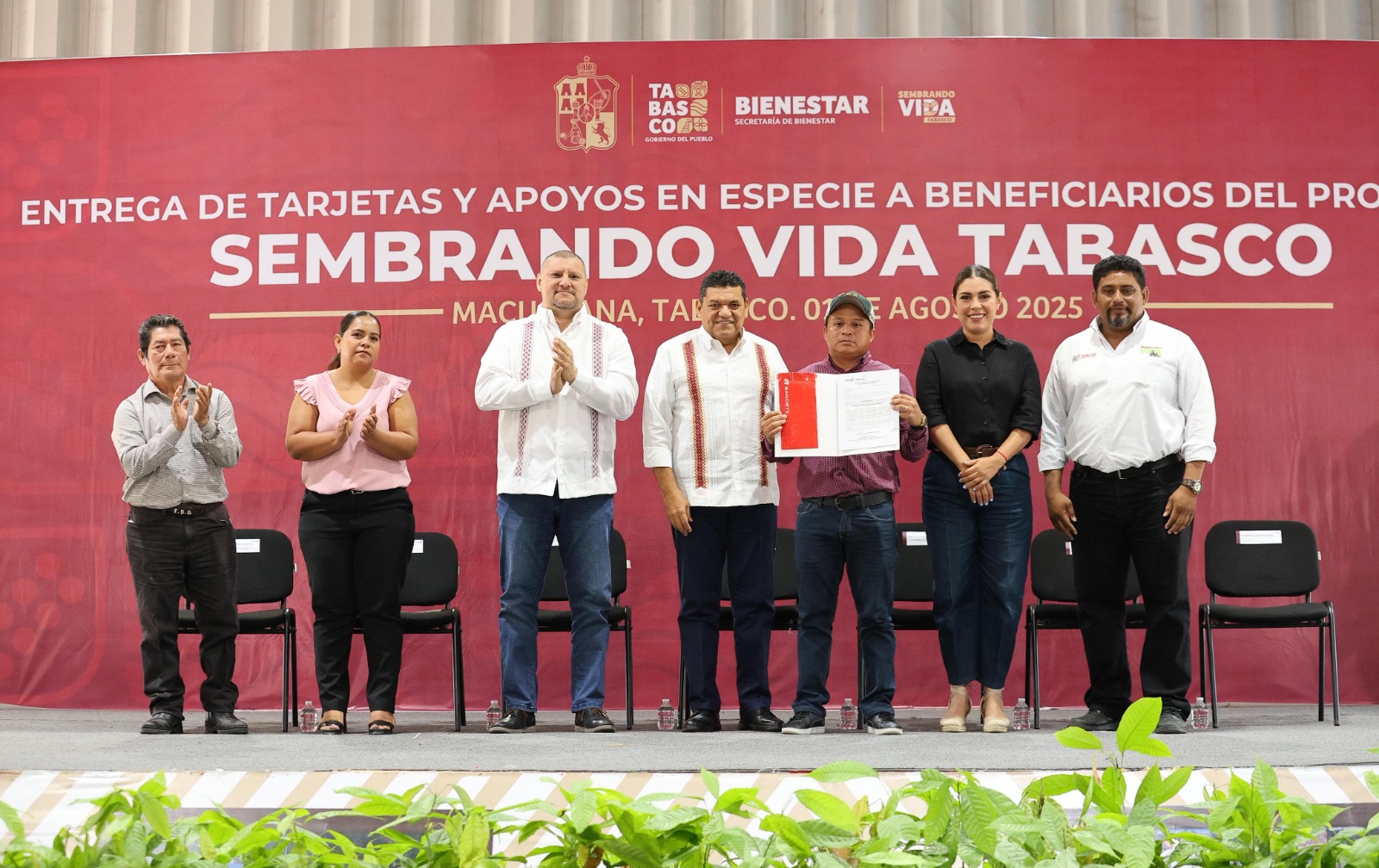 Entrega Gobernador Javier May 322 tarjetas bancarias a nuevos beneficiarios de Sembrando Vida estatal en Macuspana.