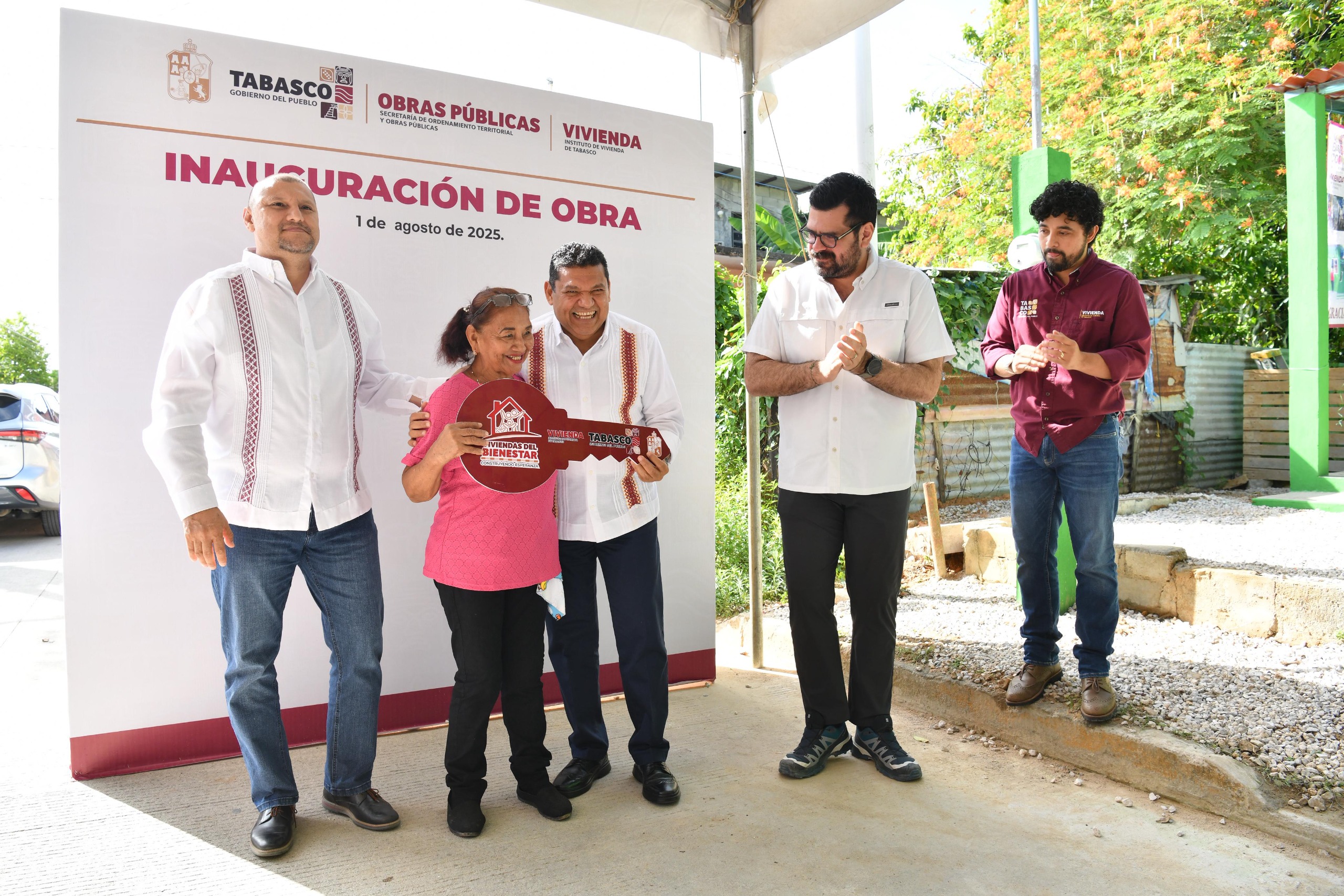 Gobierno del Estado entrega Viviendas del Bienestar para transformar la realidad de 26 familias macuspanenses de bajos recursos.