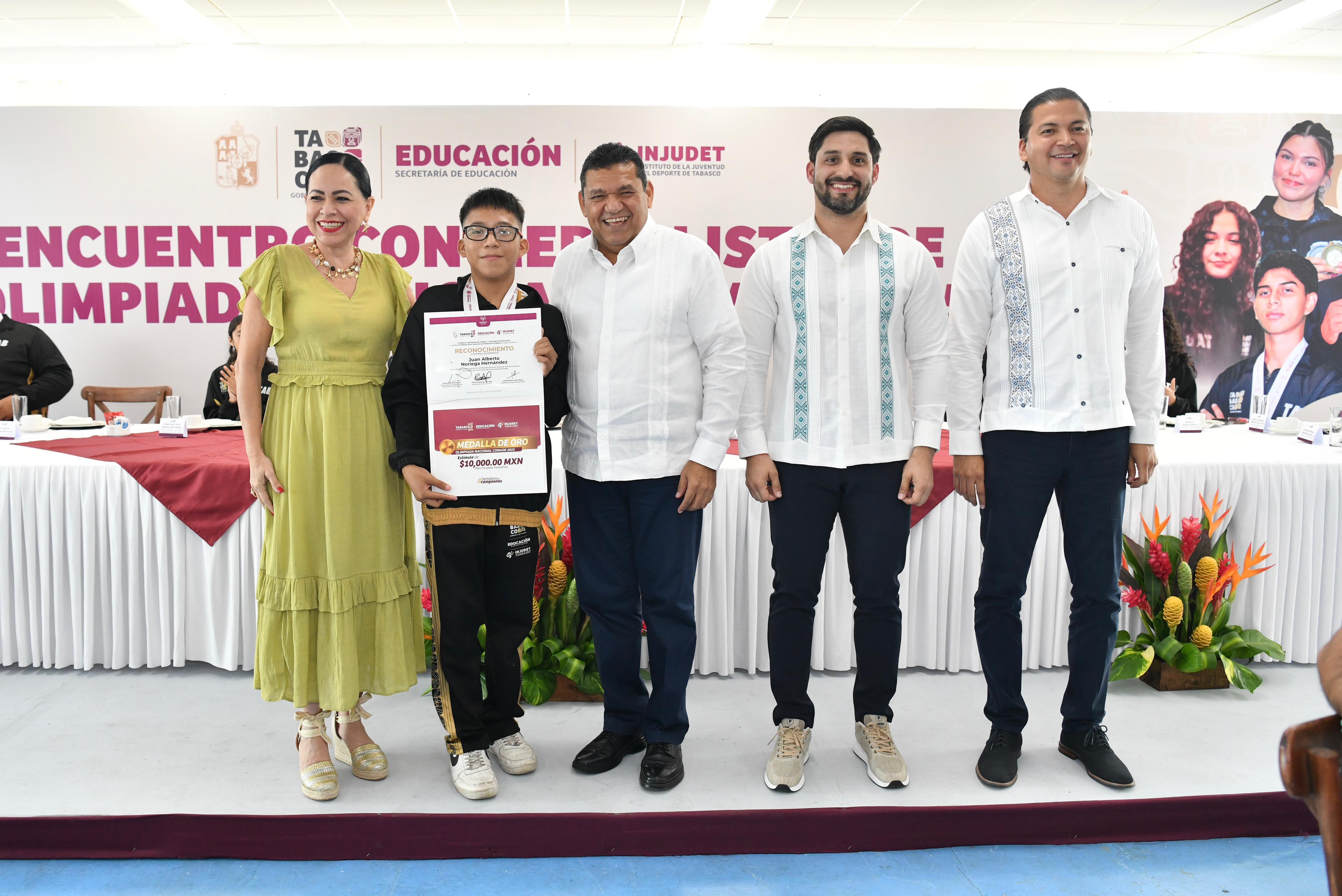 Medallistas tabasqueños reconocen y agradecen al Gobierno del Estado el respaldo con becas para mejorar su preparación.
