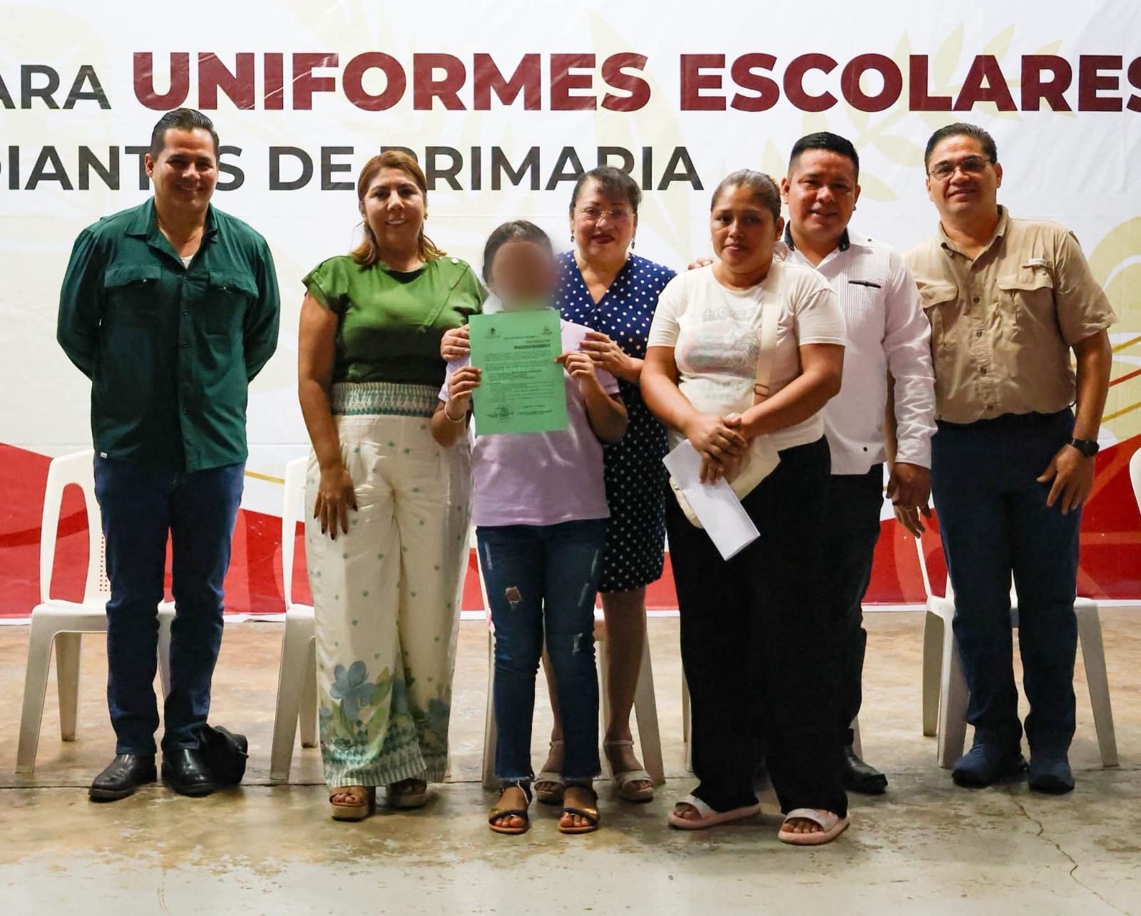 Alcaldesa de Huimanguillo realiza nueva entrega de apoyos para uniformes escolares.