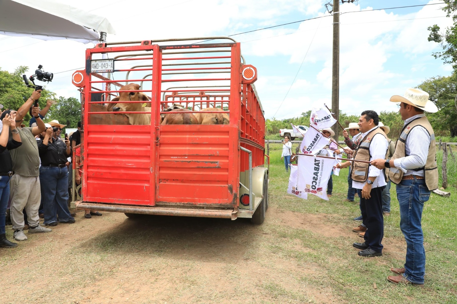 Con la recuperación del campo tabasqueño, se fortalece la economía de pequeños productores; Javier May entrega apoyos de Crédito Ganadero a la Palabra en Emiliano Zapata.