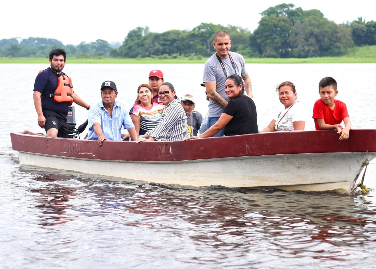 Alcaldesa de Huimanguillo encabeza siembra de 30 mil alevines como parte de estrategia de recuperación lagunar.
