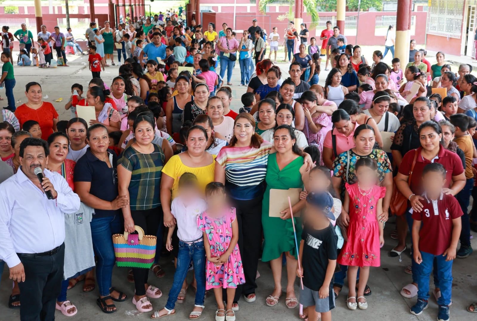 Alcaldesa de Huimanguillo da seguimiento al programa Apoyo Económico a Estudiantes de Escuelas de Nivel Primaria para Uniformes Escolares, realiza la entrega directa de vales a madres y padres de familia del Poblado C-41.