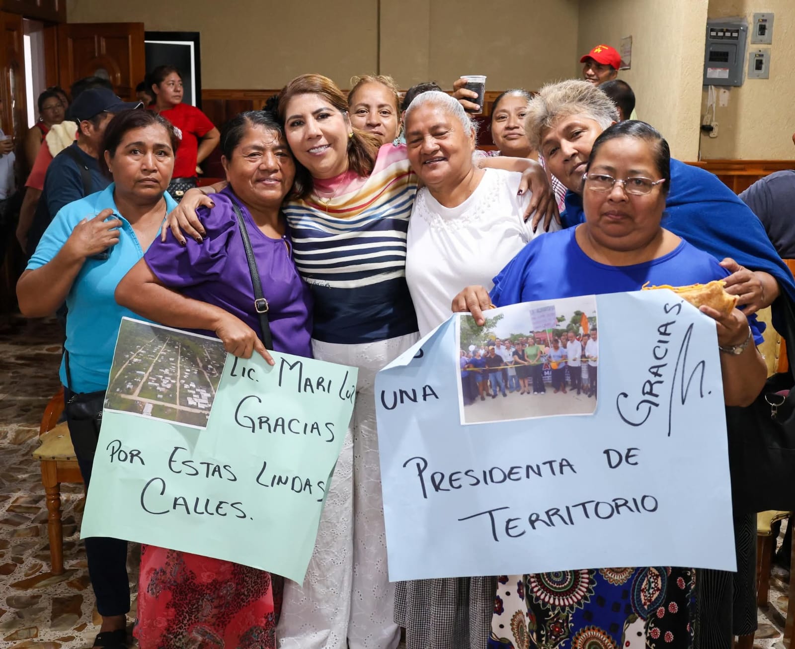 Alcaldesa Mari Luz Velazquez Jiménez atestigua la entrega de tarjetas del Programa de Mejoramiento de Vivienda para el Bienestar en las comunidades de El Chinal y Tierra Nueva 3ª Sección de Huimanguillo.