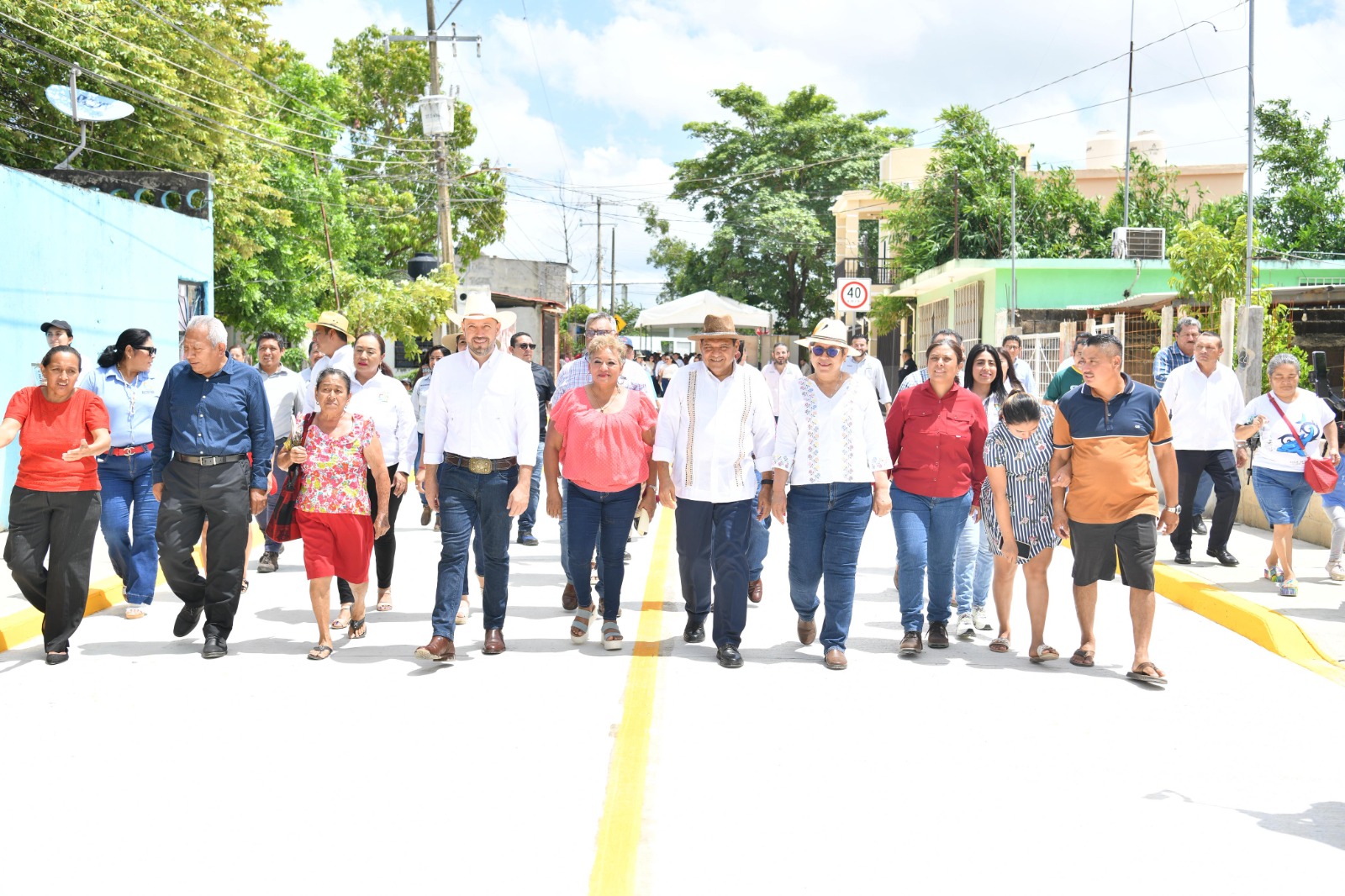 Se acabó el cuento de nunca acabar las obras, sostiene Javier May Rodríguez, al entregar calles pavimentadas en colonias olvidadas de Balancán; “se rayan” vecinos de la colonia Municipal con avenidas que durarán años.