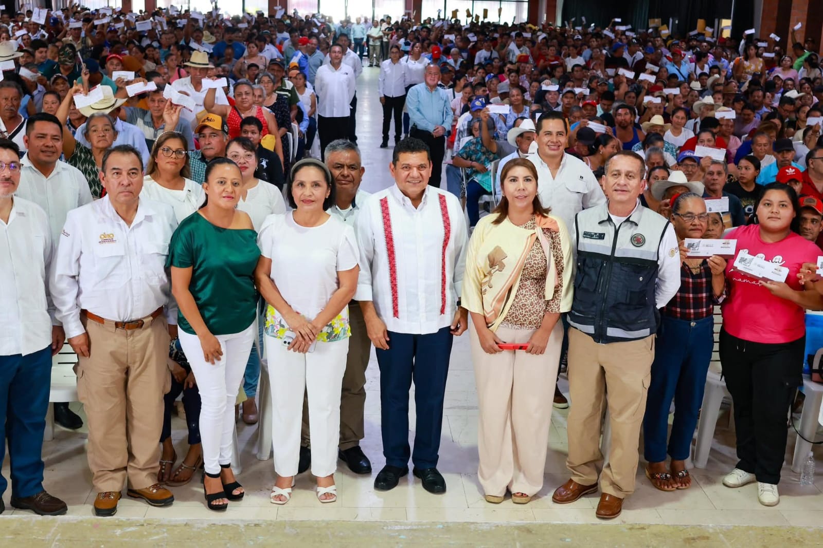 Alcaldesa y gobernador entregan apoyos para vivienda a más de 2 mil familias de Huimanguillo.