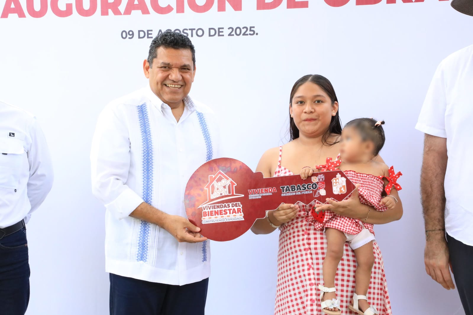 Programa Viviendas del Bienestar continúa transformando vidas; Gobernador Javier May entrega llaves a 32 familias de 6 comunidades en Cárdenas.