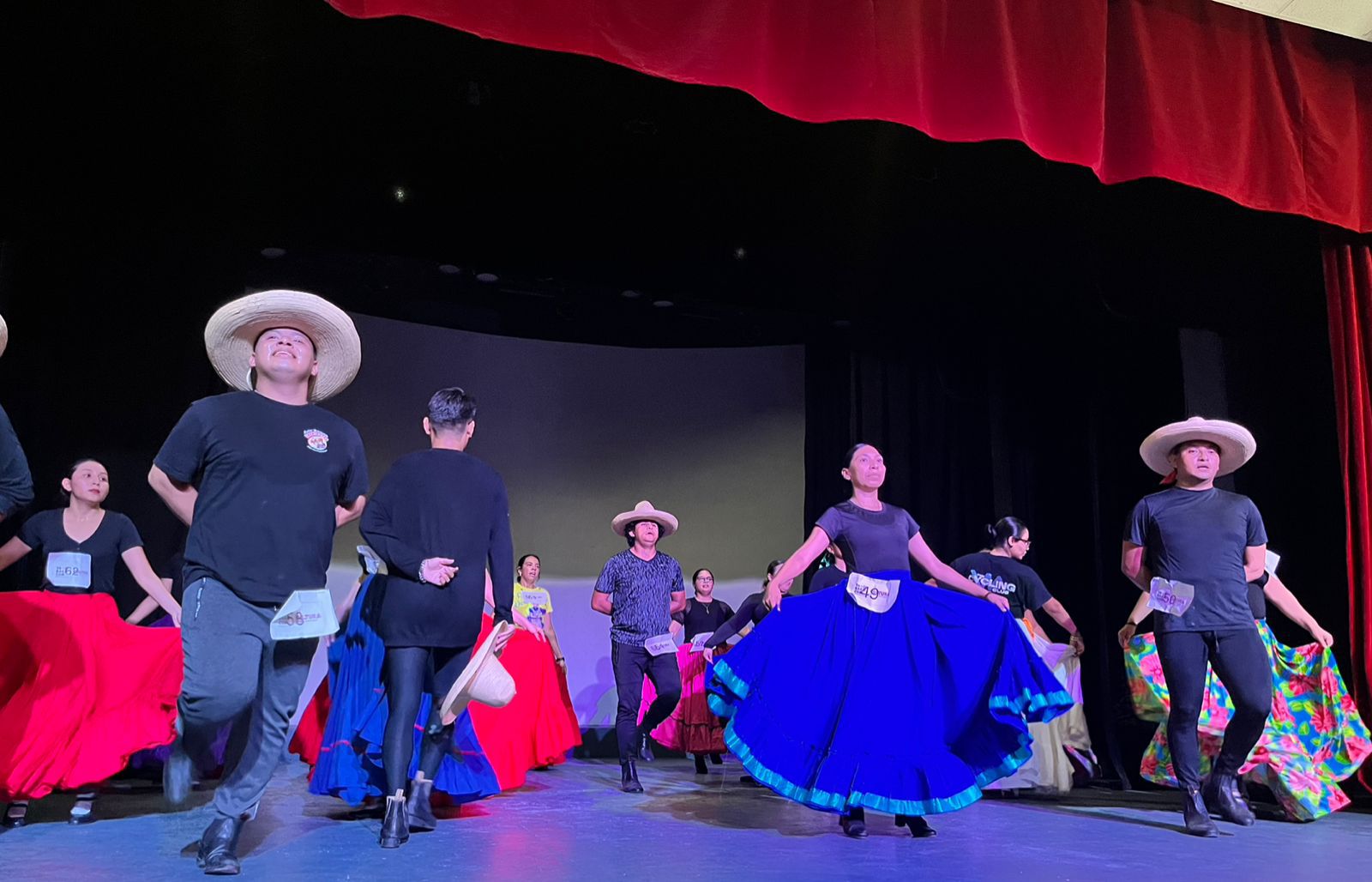 Más de 300 tabasqueñas y tabasqueños buscan un lugar en el Ballet Folklórico del Gobierno del Estado.