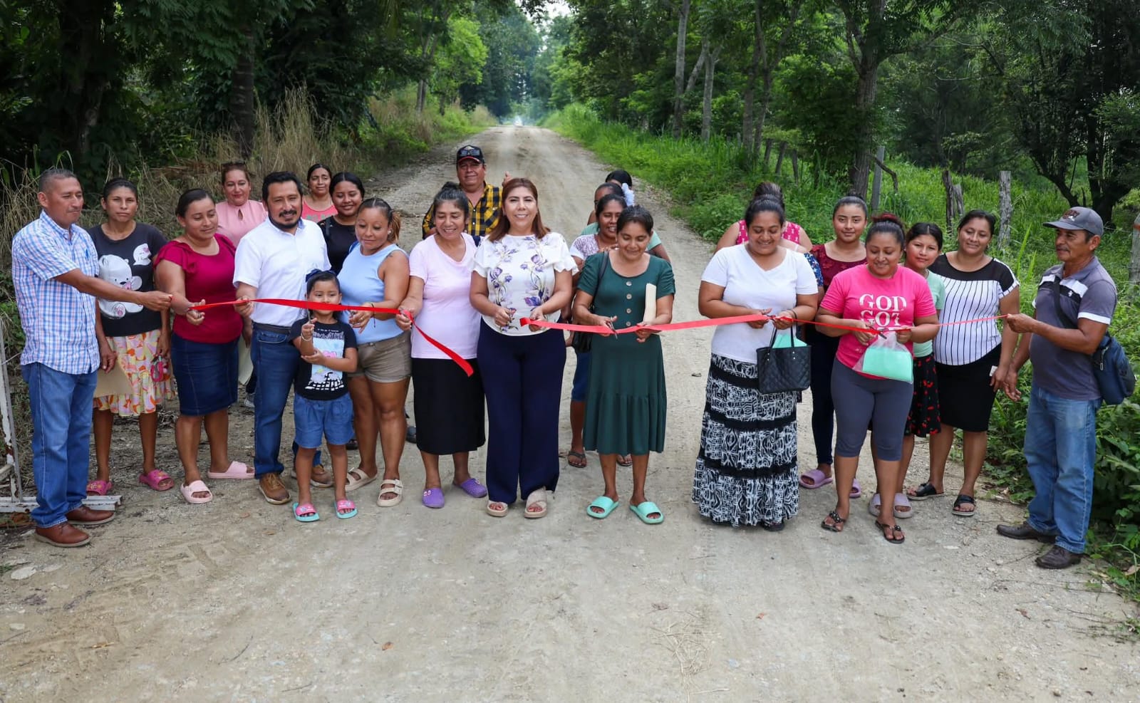 Alcaldesa de Huimanguillo inaugura la rehabilitación del camino cosechero de 2 kilómetros que conecta el Ejido Zapotal 3ª sección “El Corchal” con el poblado C-25.