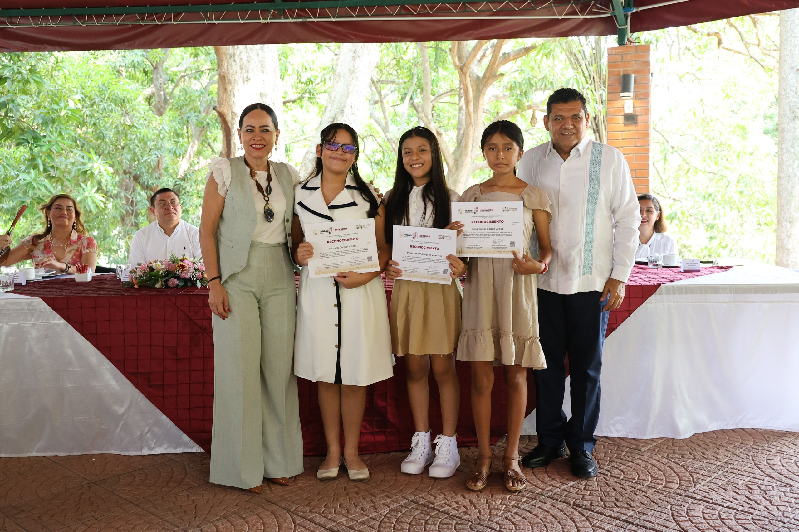 Reconoce Javier May a ganadores de las Olimpiadas del Conocimiento Infantil 2025, etapa estatal.